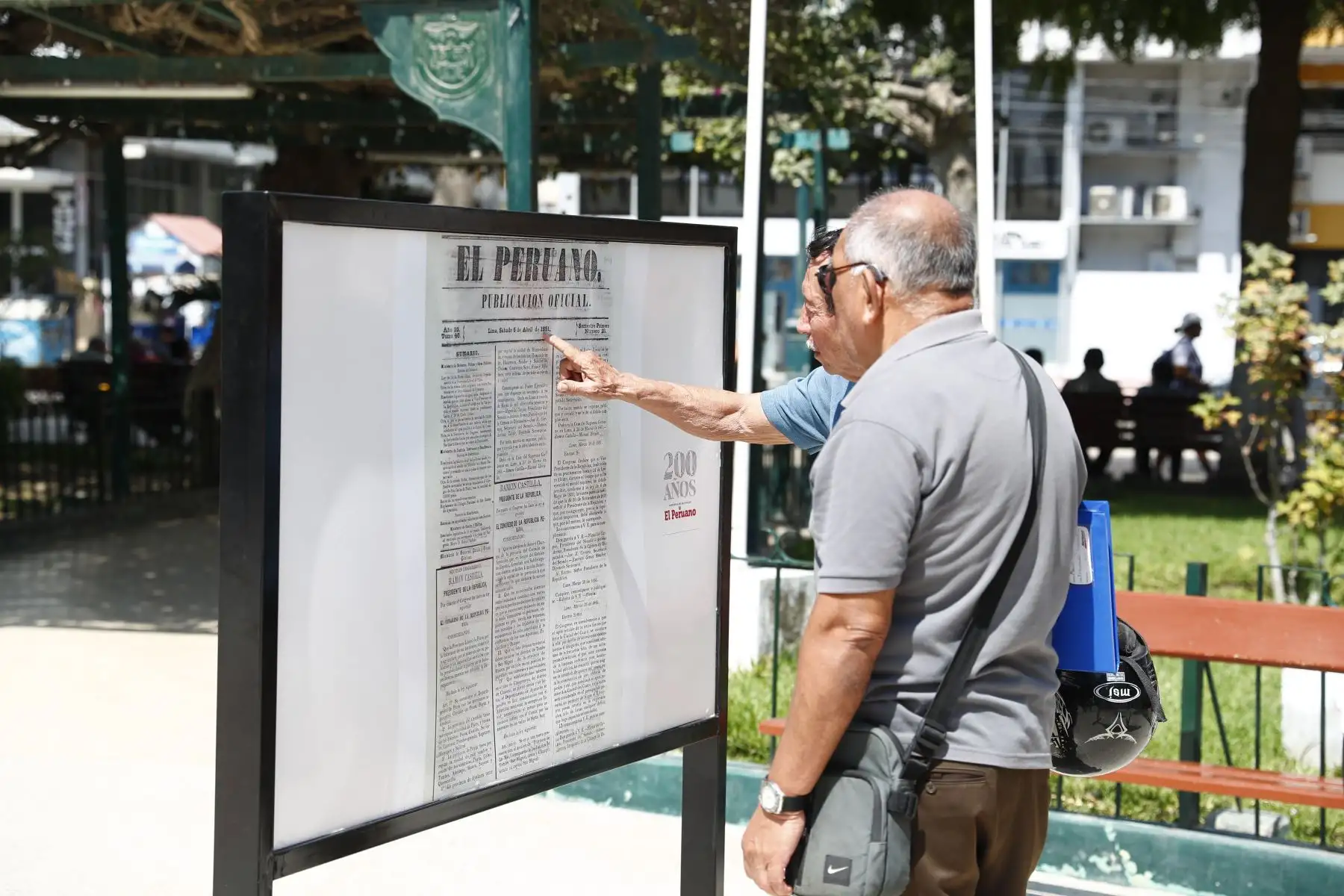 Desde la plaza de Armas de Piura, en un caluroso día, se inauguró la exposición itinerante de portadas históricas y páginas centrales destacadas del Diario El Peruano, en el marco de las celebraciones por su Bicentenario. Foto: ANDINA/Daniel Bracamonte