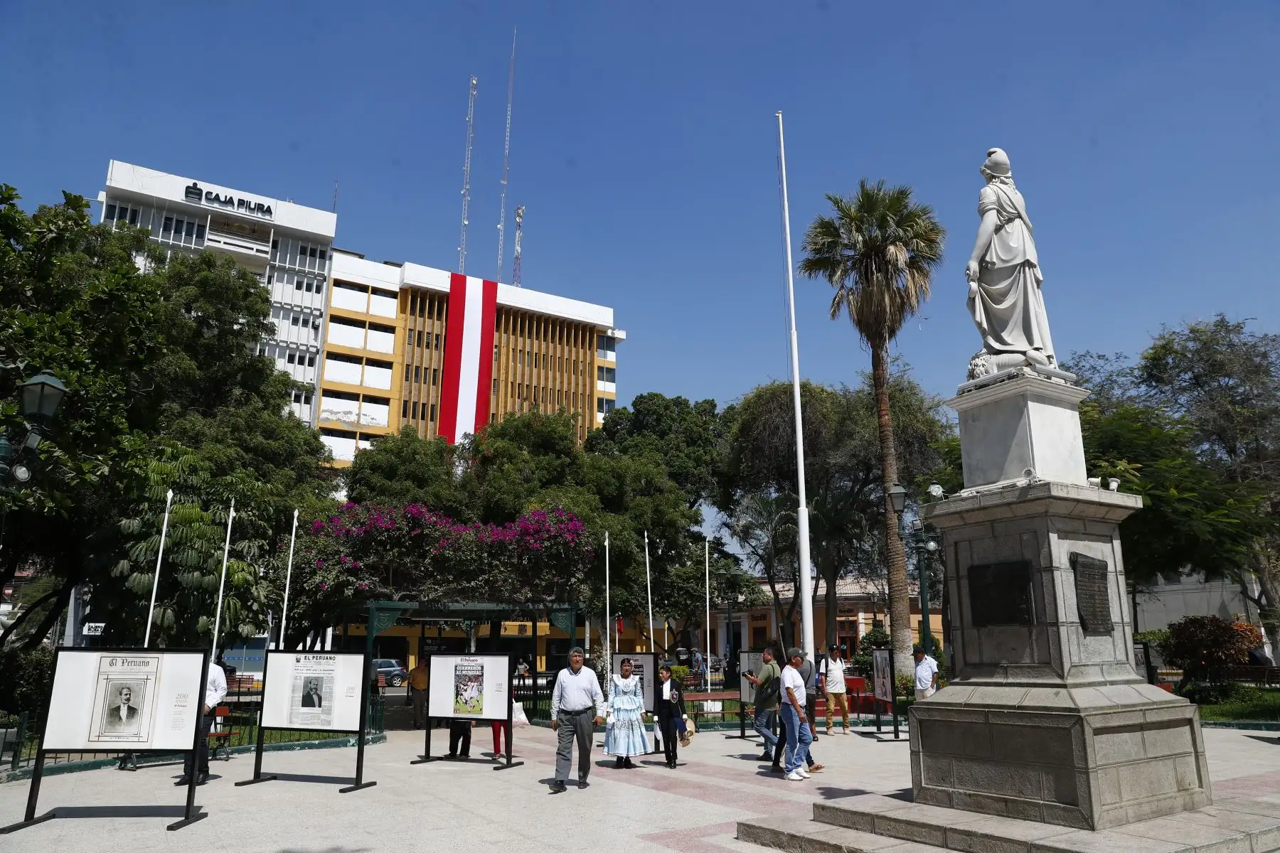 Desde la plaza de Armas de Piura, en un caluroso día, se inauguró la exposición itinerante de portadas históricas y páginas centrales destacadas del Diario El Peruano, en el marco de las celebraciones por su Bicentenario. Foto: ANDINA/Daniel Bracamonte