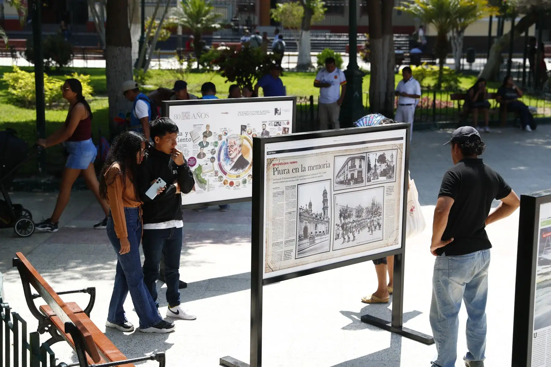 Desde la plaza de Armas de Piura, en un caluroso día, se inauguró la exposición itinerante de portadas históricas y páginas centrales destacadas del Diario El Peruano, en el marco de las celebraciones por su Bicentenario. Foto: ANDINA/Daniel Bracamonte