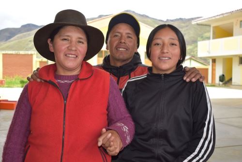 En la suscripción del plan de trabajo participaron la directora ejecutiva del programa Juntos, Orfelina Arpasi; y la directora nacional de World Vision Perú, Sandra Contreras, junto a sus respectivos equipos técnicos.