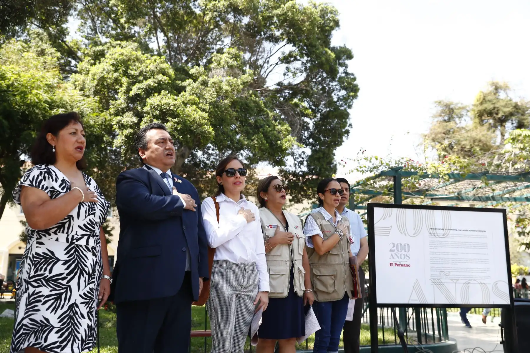 El director del Diario El Peruano, Félix Paz; el gerente de Publicaciones Oficiales de El Peruano, Ricardo Montero, y representantes de la Municipalidad Provincial de Piura y del Ministerio de Cultura participaron en la inauguración de la exposición itinerante de portadas históricas y páginas centrales destacadas de El Peruano, en el marco de las celebraciones por su Bicentenario. Foto: ANDINA/Daniel Bracamonte