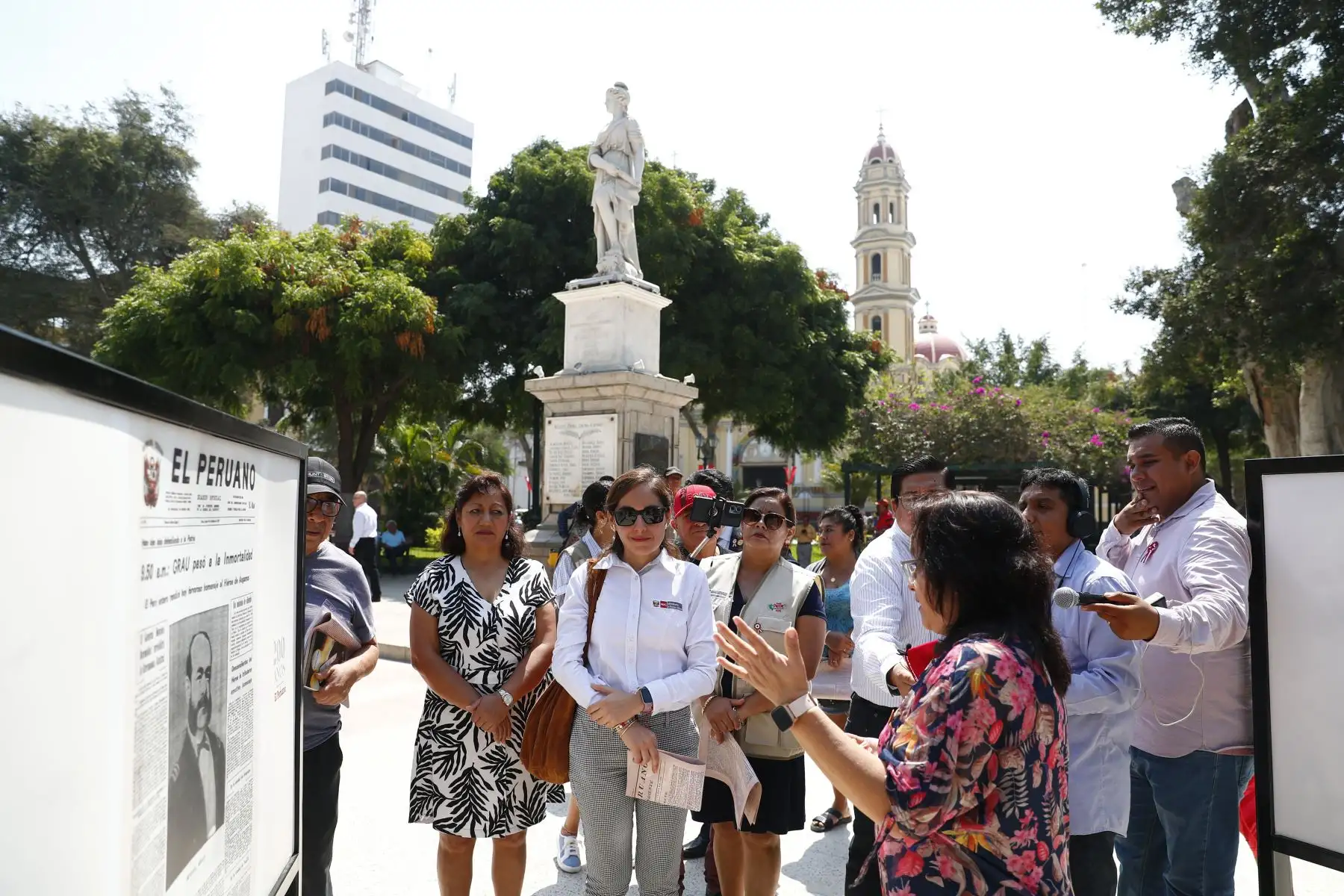 El director del Diario El Peruano, Félix Paz; el gerente de Publicaciones Oficiales de El Peruano, Ricardo Montero, y representantes de la Municipalidad Provincial de Piura y del Ministerio de Cultura participaron en la inauguración de la exposición itinerante de portadas históricas y páginas centrales destacadas de El Peruano, en el marco de las celebraciones por su Bicentenario. Foto: ANDINA/Daniel Bracamonte