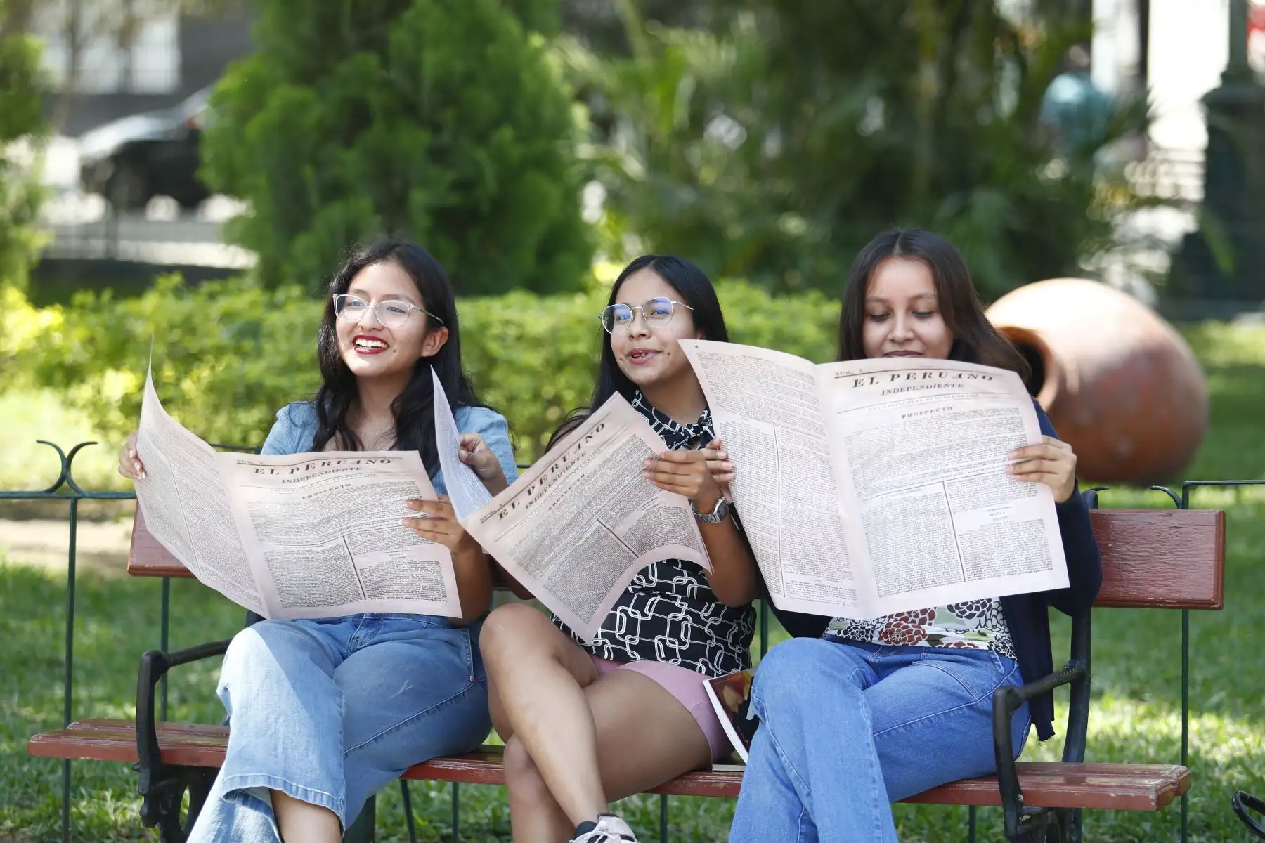 Desde la plaza de Armas de Piura, en un caluroso día, se inauguró la exposición itinerante de portadas históricas y páginas centrales destacadas del Diario El Peruano, en el marco de las celebraciones por su Bicentenario. Foto: ANDINA/Daniel Bracamonte
