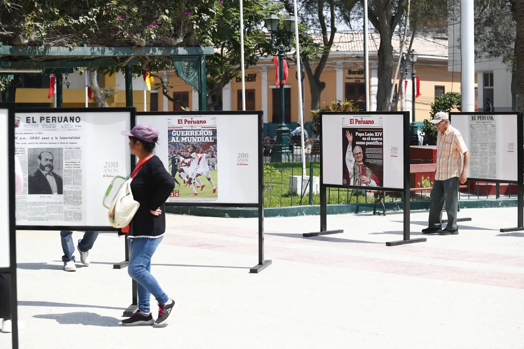 Desde la plaza de Armas de Piura, en un caluroso día, se inauguró la exposición itinerante de portadas históricas y páginas centrales destacadas del Diario El Peruano, en el marco de las celebraciones por su Bicentenario. Foto: ANDINA/Daniel Bracamonte