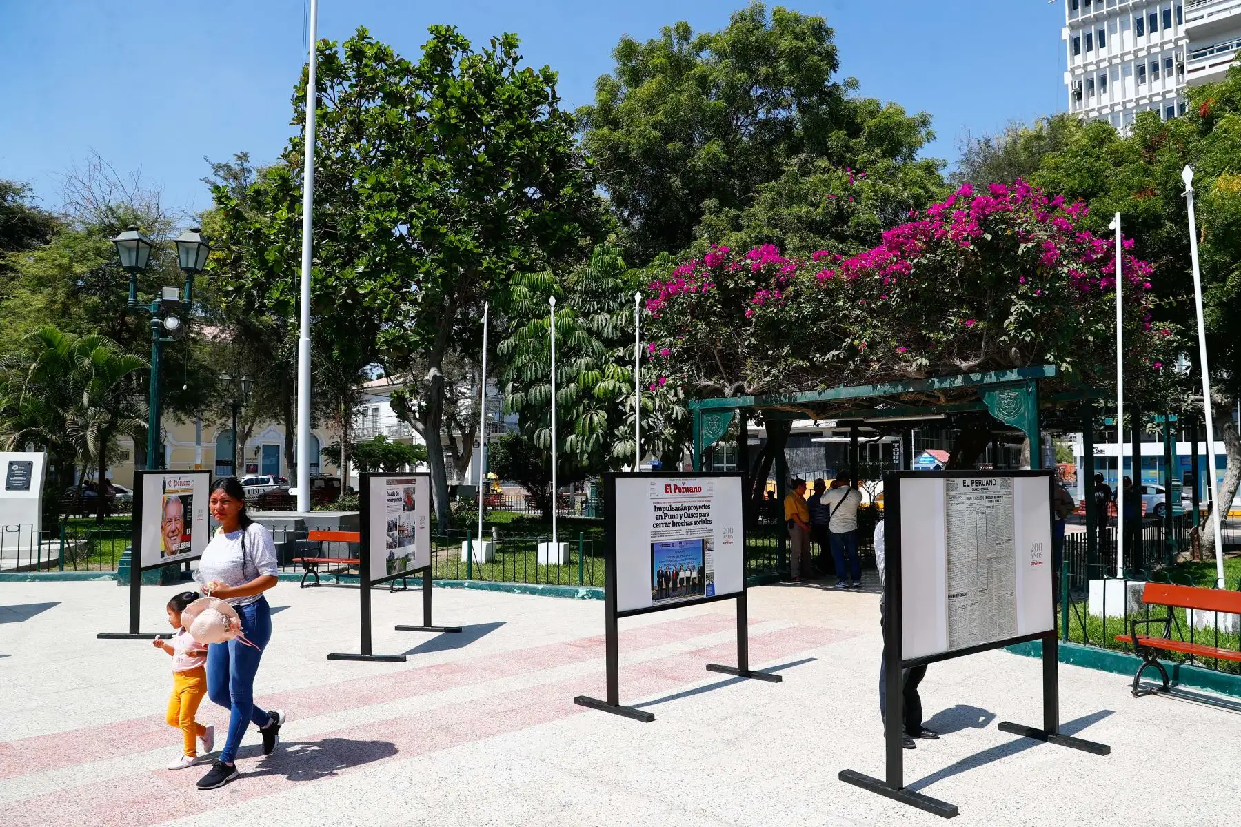 Desde la plaza de Armas de Piura, en un caluroso día, se inauguró la exposición itinerante de portadas históricas y páginas centrales destacadas del Diario El Peruano, en el marco de las celebraciones por su Bicentenario. Foto: ANDINA/Daniel Bracamonte