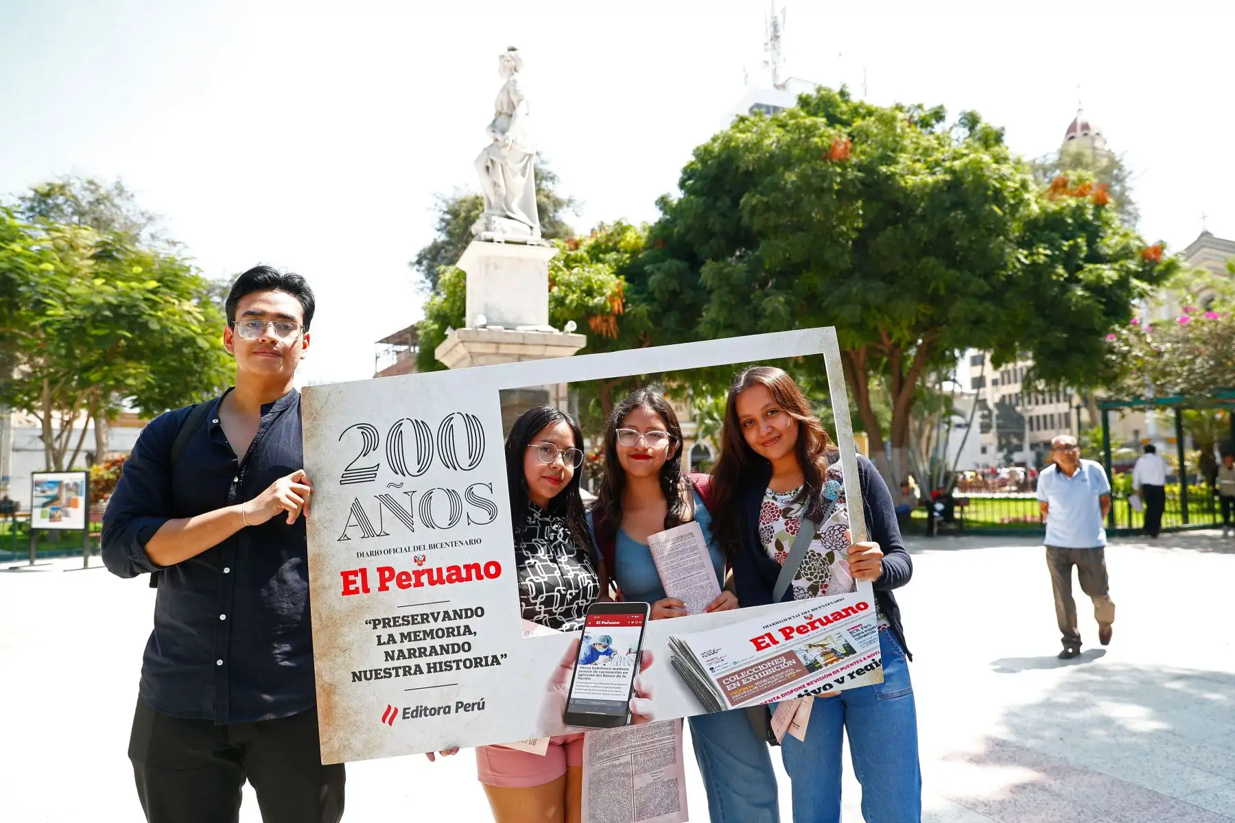 Desde la plaza de Armas de Piura, en un caluroso día, se inauguró la exposición itinerante de portadas históricas y páginas centrales destacadas del Diario El Peruano, en el marco de las celebraciones por su Bicentenario. Foto: ANDINA/Daniel Bracamonte