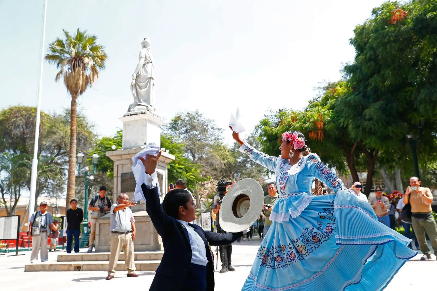 Desde la plaza de Armas de Piura, y a ritmo de marinera norteña, se inauguró la exposición itinerante de portadas históricas y páginas centrales destacadas del Diario El Peruano, en el marco de las celebraciones por su Bicentenario. Foto: ANDINA/Daniel Bracamonte