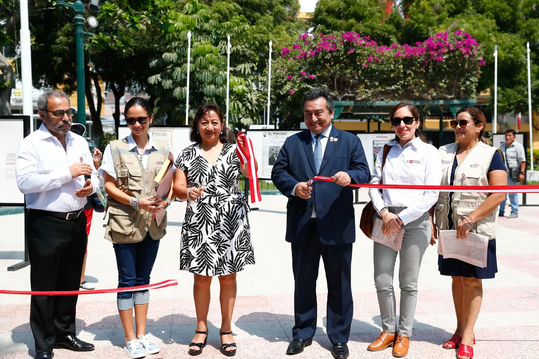 El director del Diario El Peruano, Félix Paz; el gerente de Publicaciones Oficiales de El Peruano, Ricardo Montero, y representantes de la Municipalidad Provincial de Piura y del Ministerio de Cultura participaron en la inauguración de la exposición itinerante de portadas históricas y páginas centrales destacadas de El Peruano, en el marco de las celebraciones por su Bicentenario. Foto: ANDINA/Daniel Bracamonte