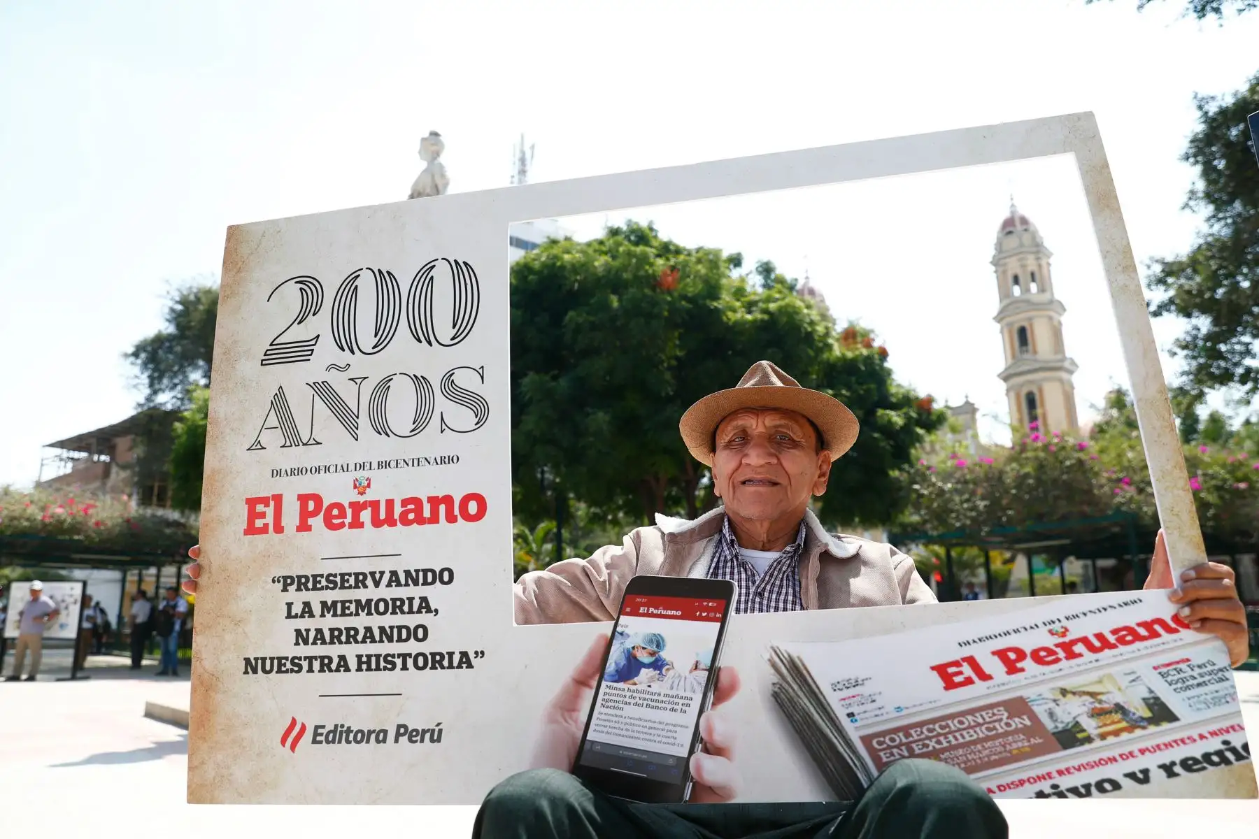 Desde la plaza de Armas de Piura, en un caluroso día, se inauguró la exposición itinerante de portadas históricas y páginas centrales destacadas del Diario El Peruano, en el marco de las celebraciones por su Bicentenario. Foto: ANDINA/Daniel Bracamonte