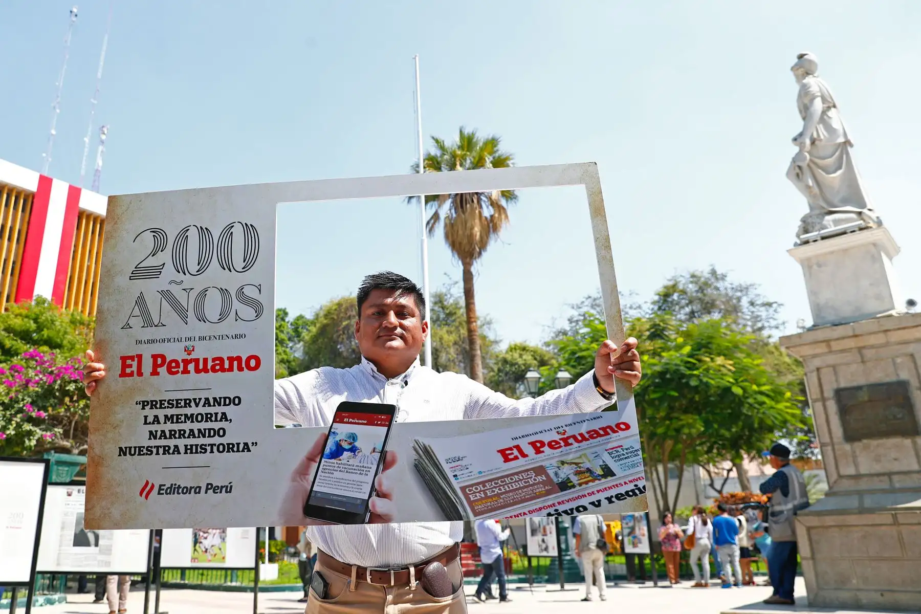Desde la plaza de Armas de Piura, en un caluroso día, se inauguró la exposición itinerante de portadas históricas y páginas centrales destacadas del Diario El Peruano, en el marco de las celebraciones por su Bicentenario. Foto: ANDINA/Daniel Bracamonte