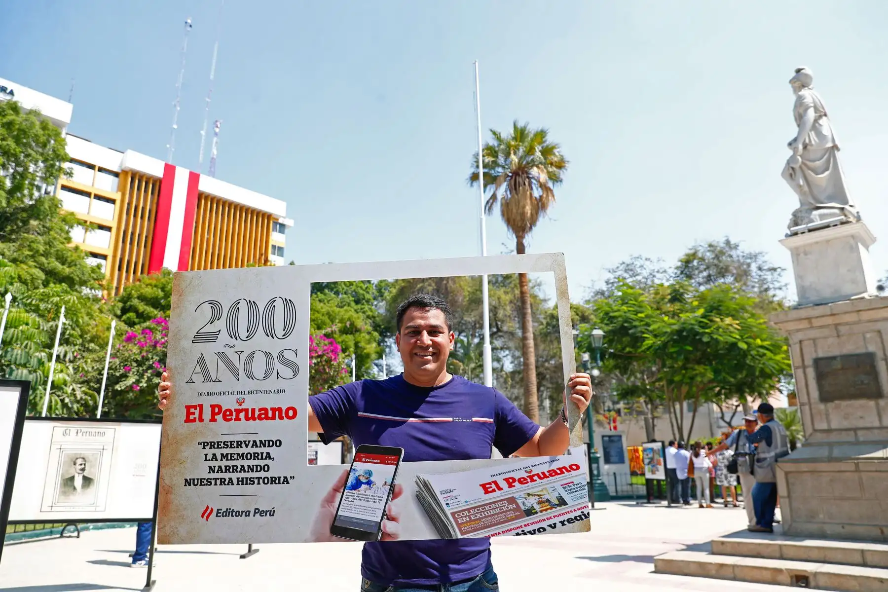 Desde la plaza de Armas de Piura, en un caluroso día, se inauguró la exposición itinerante de portadas históricas y páginas centrales destacadas del Diario El Peruano, en el marco de las celebraciones por su Bicentenario. Foto: ANDINA/Daniel Bracamonte