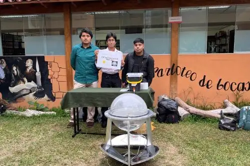 El desalinizador solar es un proyecto que convierte agua salada en potable, sin necesidad de electricidad ni químicos. Su objetivo es ayudar a las familias costeras con acceso limitado al recurso hídrico.