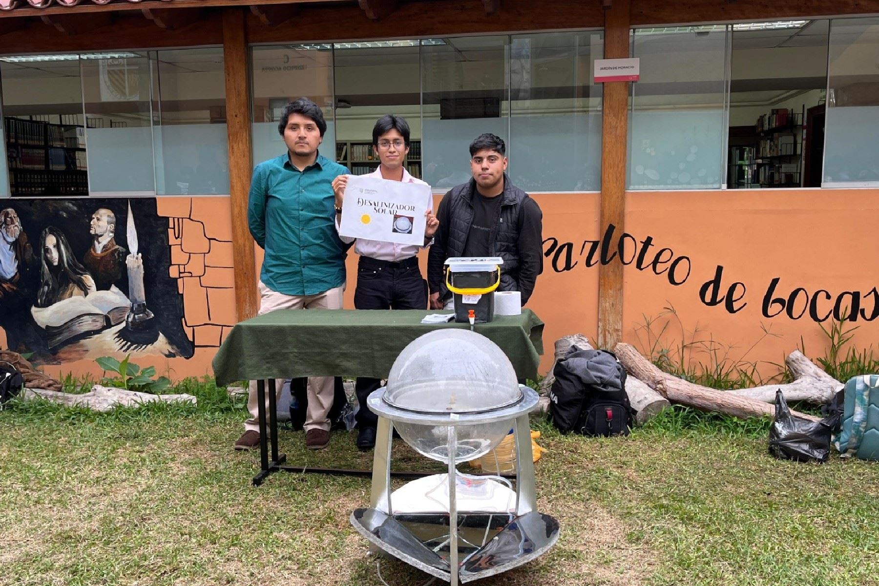 El desalinizador solar es un proyecto que convierte agua salada en potable, sin necesidad de electricidad ni químicos. Su objetivo es ayudar a las familias costeras con acceso limitado al recurso hídrico.  