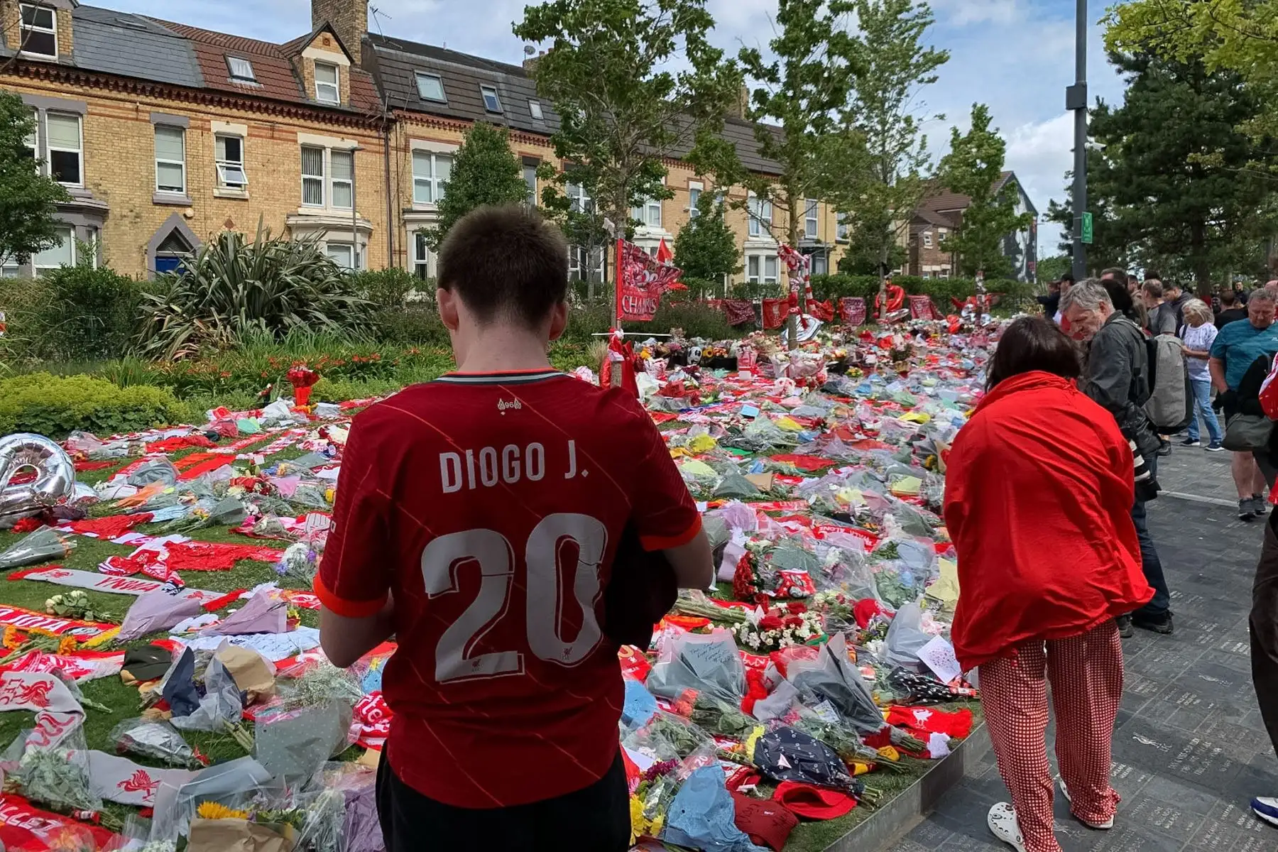Los aficionados sostienen pancartas mientras rinden homenaje al delantero portugués del Liverpool Diogo Jota, que falleció hoy en un accidente automovilístico junto con su hermano en España. 

Foto: EFE