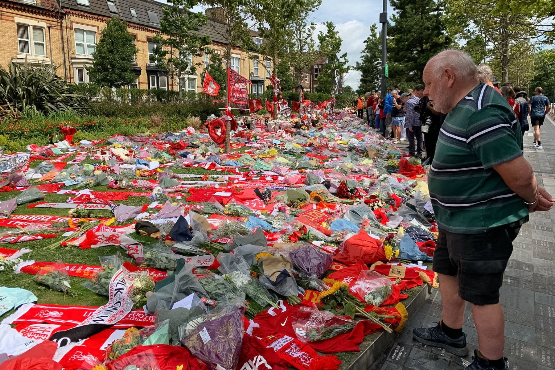Los aficionados sostienen pancartas mientras rinden homenaje al delantero portugués del Liverpool Diogo Jota, que falleció hoy en un accidente automovilístico junto con su hermano en España.

Foto: EFE