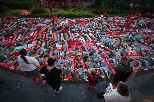 Mar de bufandas rojas, flores y camisetas en Liverpool para despedir a Diogo Jota