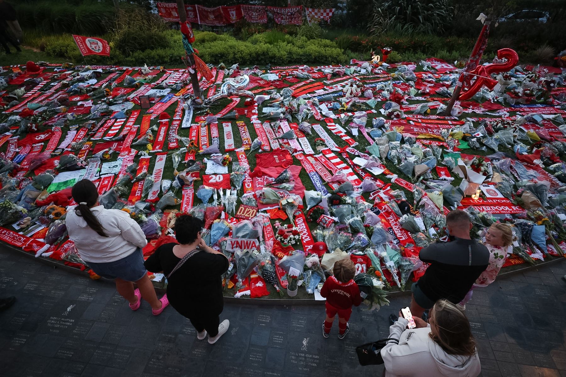 La gente rinde homenaje al futbolista Diogo Jota en Anfield, sede del Liverpool FC, en Liverpool, Reino Unido. Jota falleció en un accidente automovilístico en España junto con su hermano André Silva 

Foto: EFE