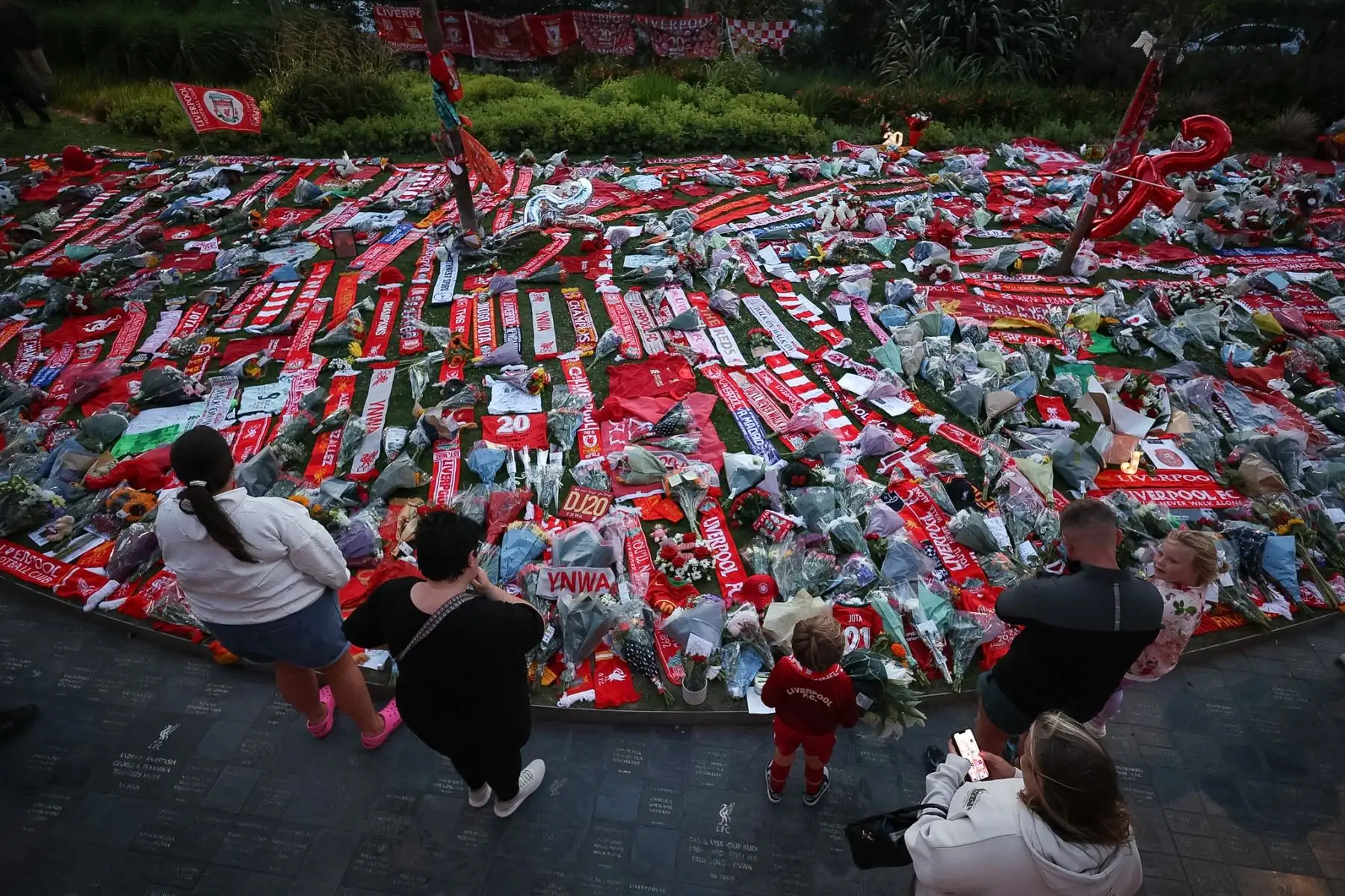 La gente rinde homenaje al futbolista Diogo Jota en Anfield, sede del Liverpool FC, en Liverpool, Reino Unido. Jota falleció en un accidente automovilístico en España junto con su hermano André Silva 

Foto: EFE