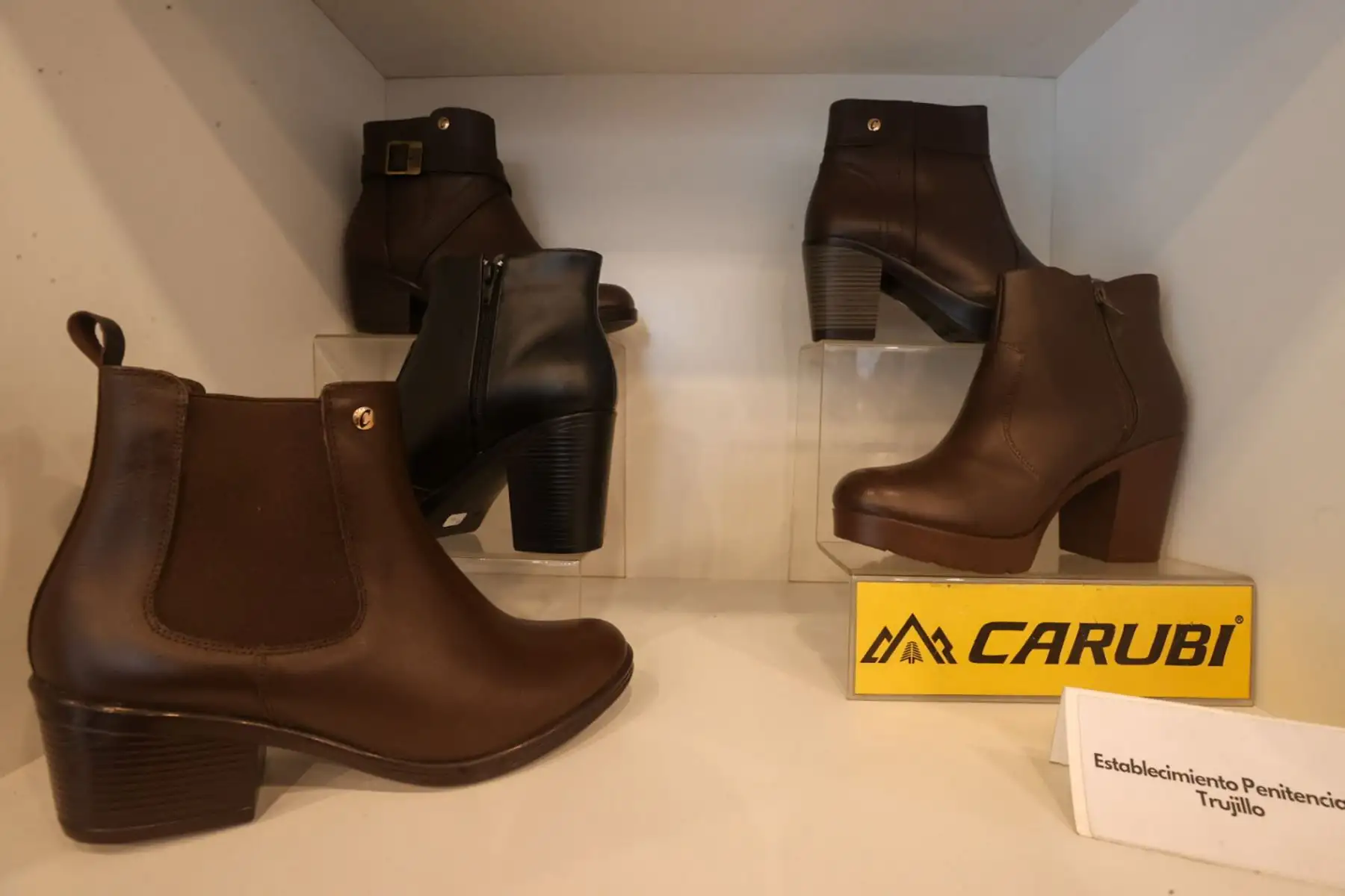 INPE presentó productos de "Cárceles Productivas" por el 203 aniversario patrio. Estos productos han sido elaborados por internos e internas de diversos penales del país como: Quillabamba y Abancay, Cusco Mujeres y Varones, Lurigancho, Castro Castro, Callao, Mujeres Chorrillos, entre otros 

Foto: ANDINA/Juan Carlos Guzmán Negrini