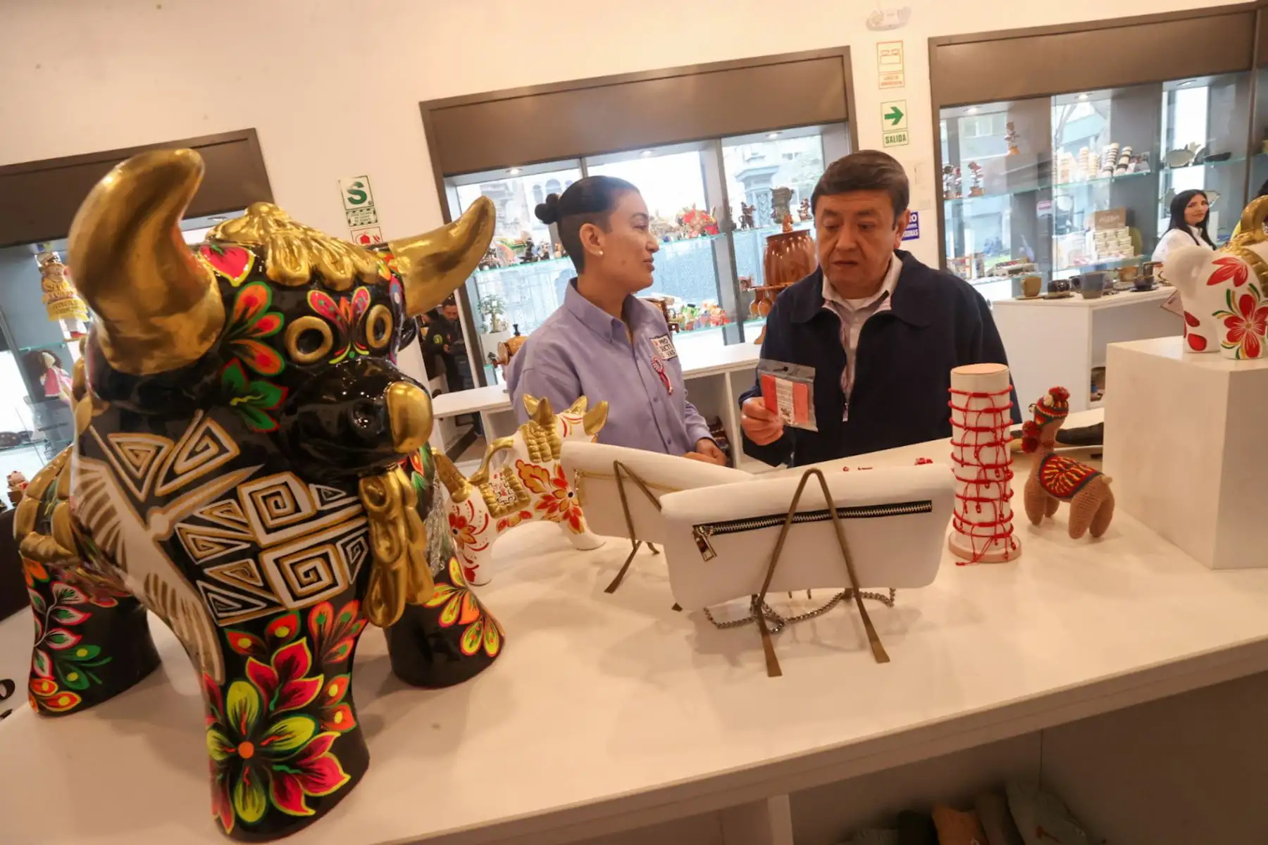 INPE presentó productos de "Cárceles Productivas" por el 203 aniversario patrio. Estos productos han sido elaborados por internos e internas de diversos penales del país como: Quillabamba y Abancay, Cusco Mujeres y Varones, Lurigancho, Castro Castro, Callao, Mujeres Chorrillos, entre otros. Kitzya Armenta Valenzuela. Administradora de la tienda.

Foto: ANDINA/Juan Carlos Guzmán Negrini