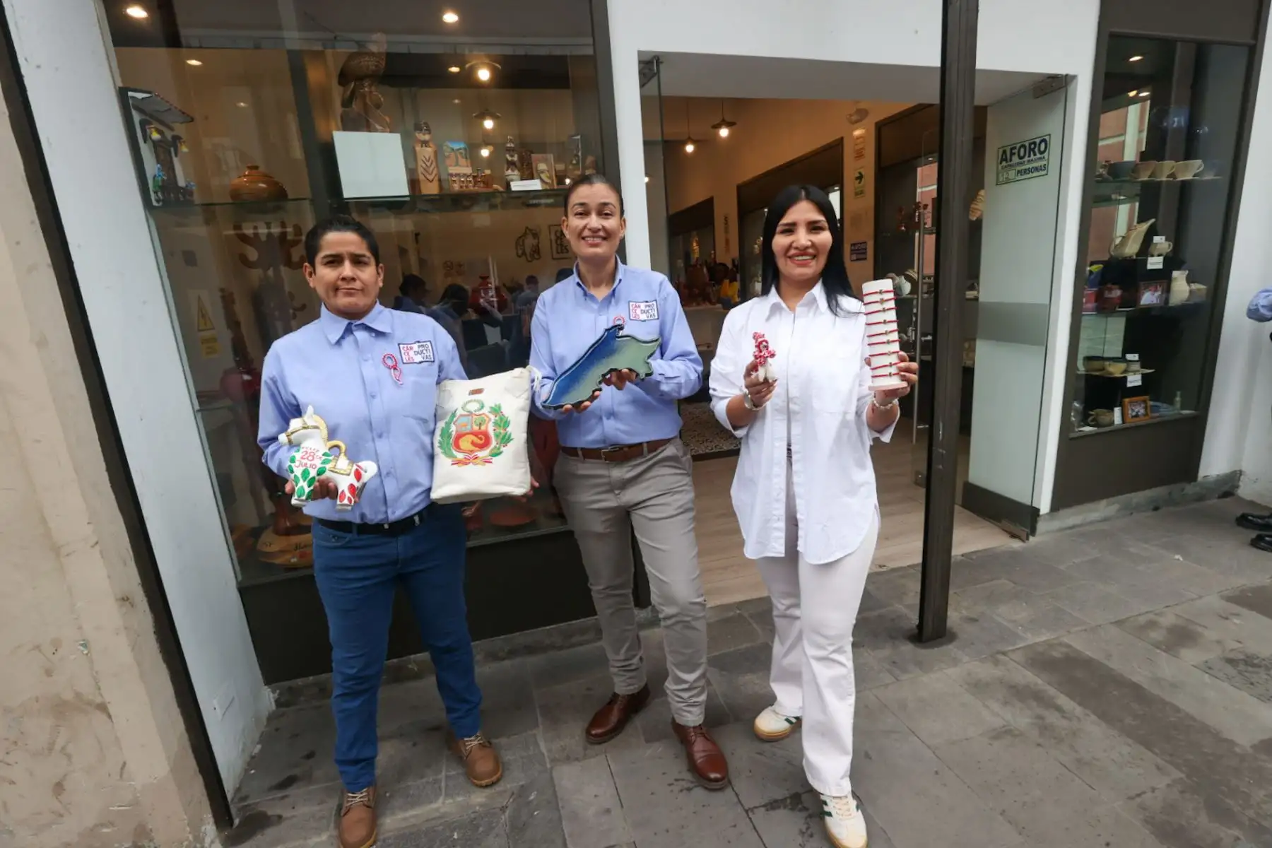 INPE presentó productos de "Cárceles Productivas" por el 203 aniversario patrio. Estos productos han sido elaborados por internos e internas de diversos penales del país como: Quillabamba y Abancay, Cusco Mujeres y Varones, Lurigancho, Castro Castro, Callao, Mujeres Chorrillos, entre otros. De Izquierda a derecha: Barbara Araujo vendedora de la tienda Cárceles Productivas,Kitzya Armenta Valenzuela. Administradora de la tienda y Alejandra Zegarra,  representante de la empresa Aleja.

Foto: ANDINA/Juan Carl