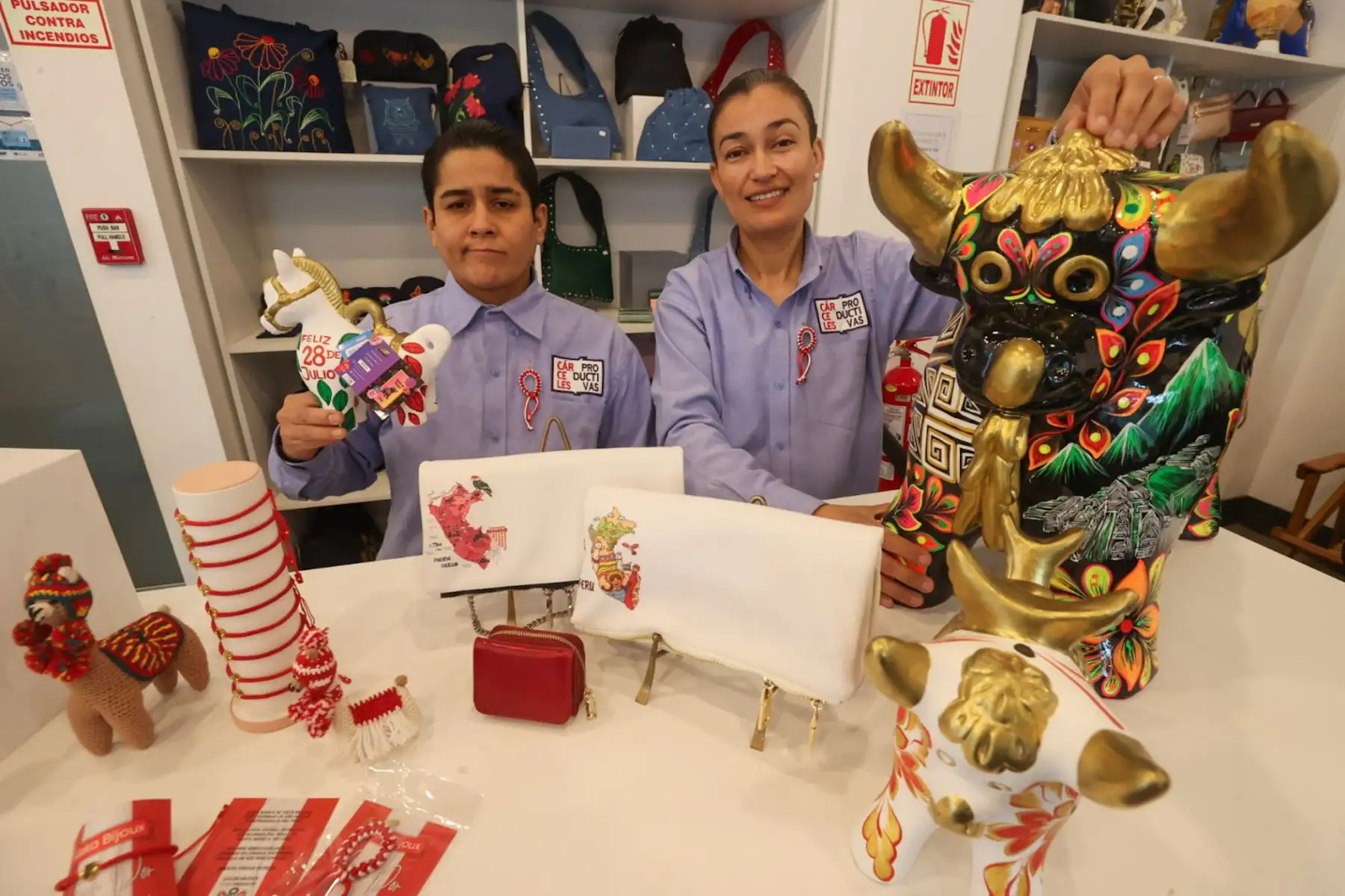 INPE presentó productos de "Cárceles Productivas" por el 203 aniversario patrio. Estos productos han sido elaborados por internos e internas de diversos penales del país como: Quillabamba y Abancay, Cusco Mujeres y Varones, Lurigancho, Castro Castro, Callao, Mujeres Chorrillos, entre otros. Kitzya Armenta Valenzuela. Administradora de la tienda
y Barbara Araujo vendedora de la tienda Cárceles Productivas.

Foto: ANDINA/Juan Carlos Guzmán Negrini
