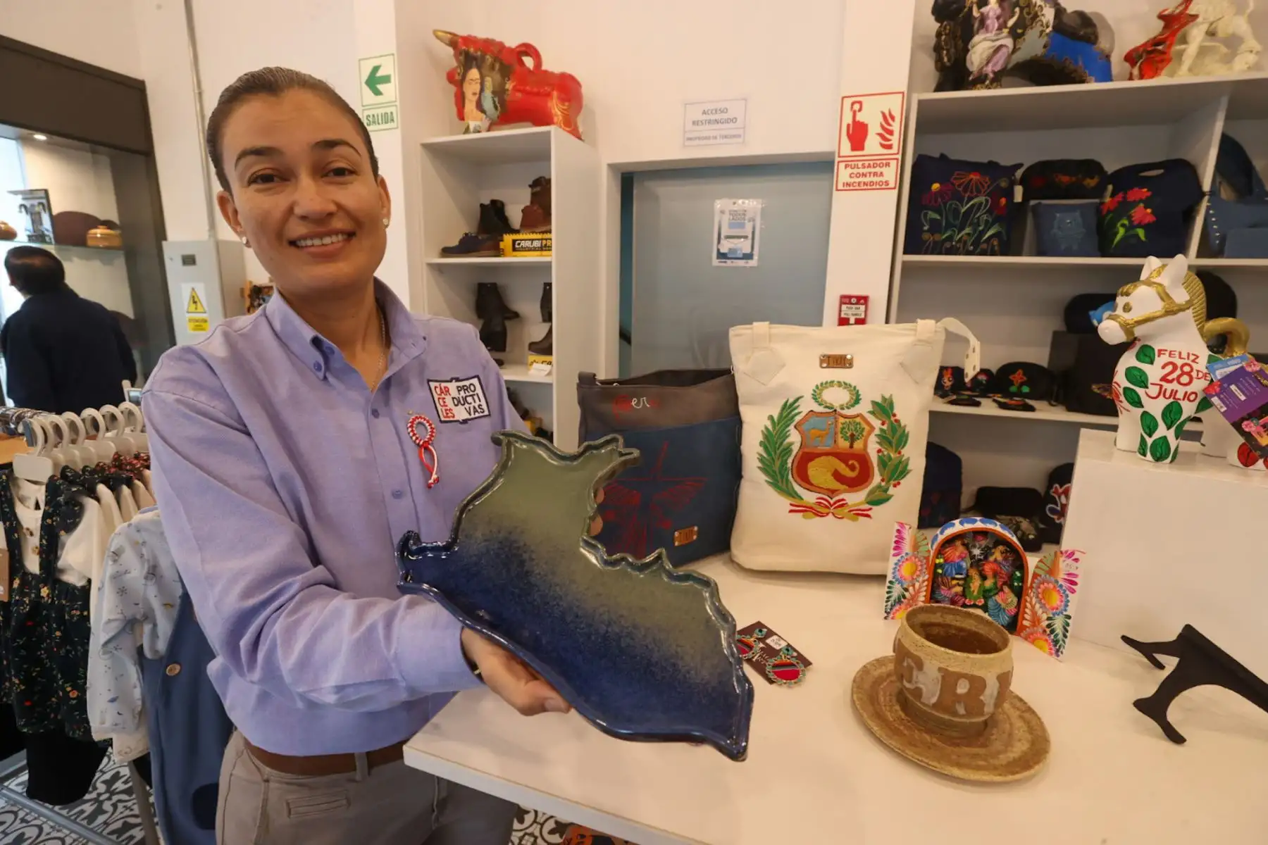INPE presentó productos de "Cárceles Productivas" por el 203 aniversario patrio. Estos productos han sido elaborados por internos e internas de diversos penales del país como: Quillabamba y Abancay, Cusco Mujeres y Varones, Lurigancho, Castro Castro, Callao, Mujeres Chorrillos, entre otros. Kitzya Armenta Valenzuela. Administradora de la tienda



Foto: ANDINA/Juan Carlos Guzmán Negrini