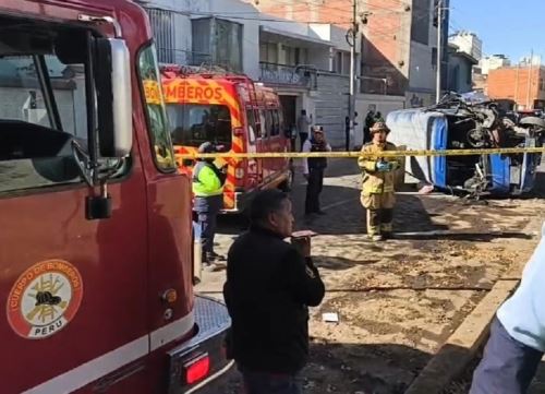 Varias unidades de bomberos de Arequipa acudieron a la zona del accidente para atender a los heridos que dejó el vuelco del bus de servicio urbano.