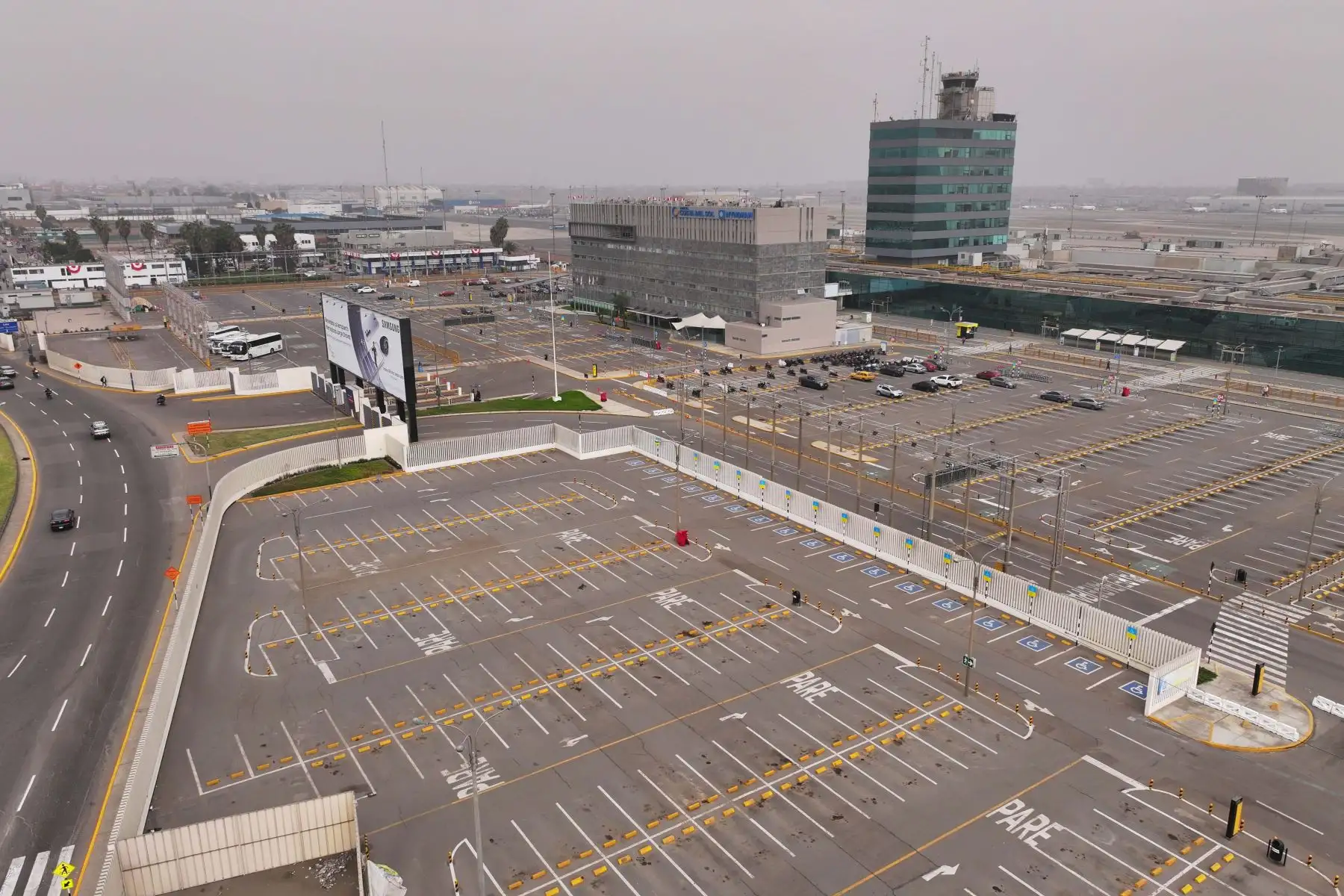 El Ministerio de Transportes y Comunicaciones (MTC) evalúa reabrir el antiguo terminal del Aeropuerto Internacional Jorge Chávez como parte de un nuevo plan de integración aeroportuaria. La propuesta plantea que este espacio funcione como el Terminal 1 y esté conectado al nuevo terminal mediante un sistema de monorriel. Según informó el titular del sector, ya se encuentran en conversaciones con la concesionaria para analizar la viabilidad del proyecto. Foto: ANDINA/Braian Reyna