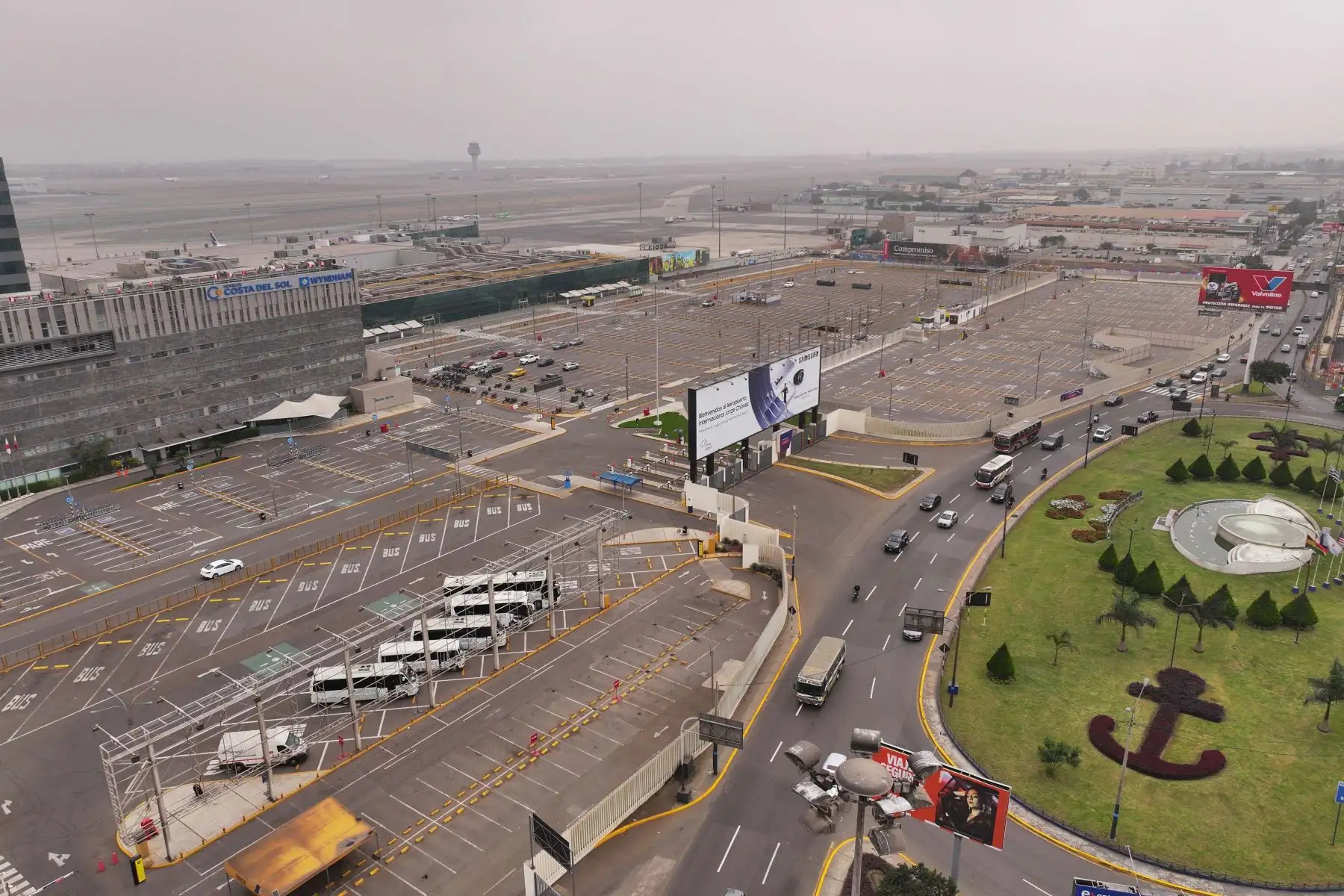 El Ministerio de Transportes y Comunicaciones (MTC) evalúa reabrir el antiguo terminal del Aeropuerto Internacional Jorge Chávez como parte de un nuevo plan de integración aeroportuaria. La propuesta plantea que este espacio funcione como el Terminal 1 y esté conectado al nuevo terminal mediante un sistema de monorriel. Según informó el titular del sector, ya se encuentran en conversaciones con la concesionaria para analizar la viabilidad del proyecto. Foto: ANDINA/Braian Reyna