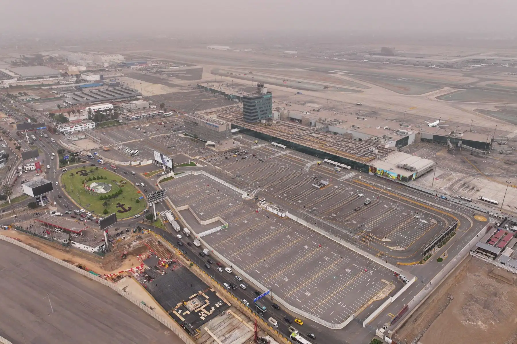 El Ministerio de Transportes y Comunicaciones (MTC) evalúa reabrir el antiguo terminal del Aeropuerto Internacional Jorge Chávez como parte de un nuevo plan de integración aeroportuaria. La propuesta plantea que este espacio funcione como el Terminal 1 y esté conectado al nuevo terminal mediante un sistema de monorriel. Según informó el titular del sector, ya se encuentran en conversaciones con la concesionaria para analizar la viabilidad del proyecto. Foto: ANDINA/Braian Reyna