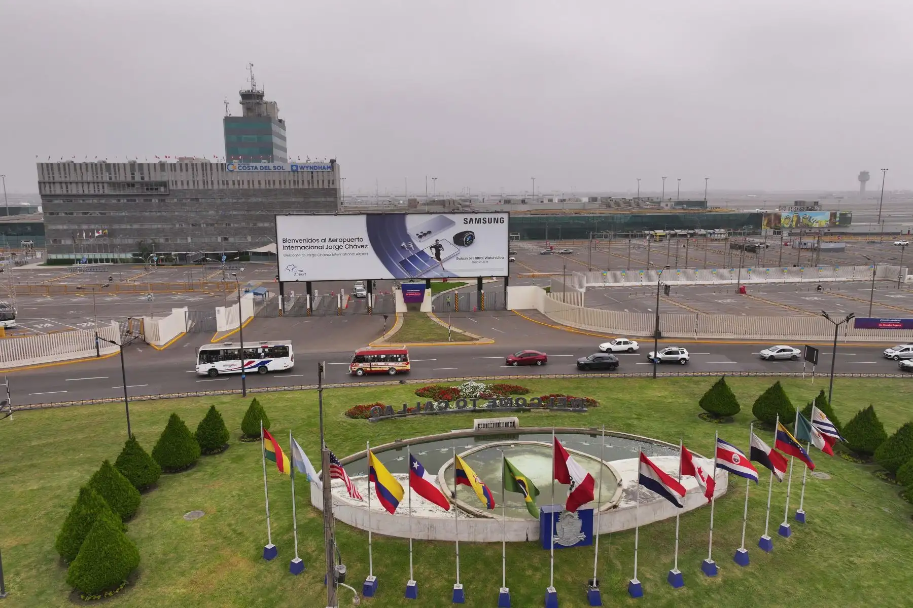 El Ministerio de Transportes y Comunicaciones (MTC) evalúa reabrir el antiguo terminal del Aeropuerto Internacional Jorge Chávez como parte de un nuevo plan de integración aeroportuaria. La propuesta plantea que este espacio funcione como el Terminal 1 y esté conectado al nuevo terminal mediante un sistema de monorriel. Según informó el titular del sector, ya se encuentran en conversaciones con la concesionaria para analizar la viabilidad del proyecto. Foto: ANDINA/Braian Reyna