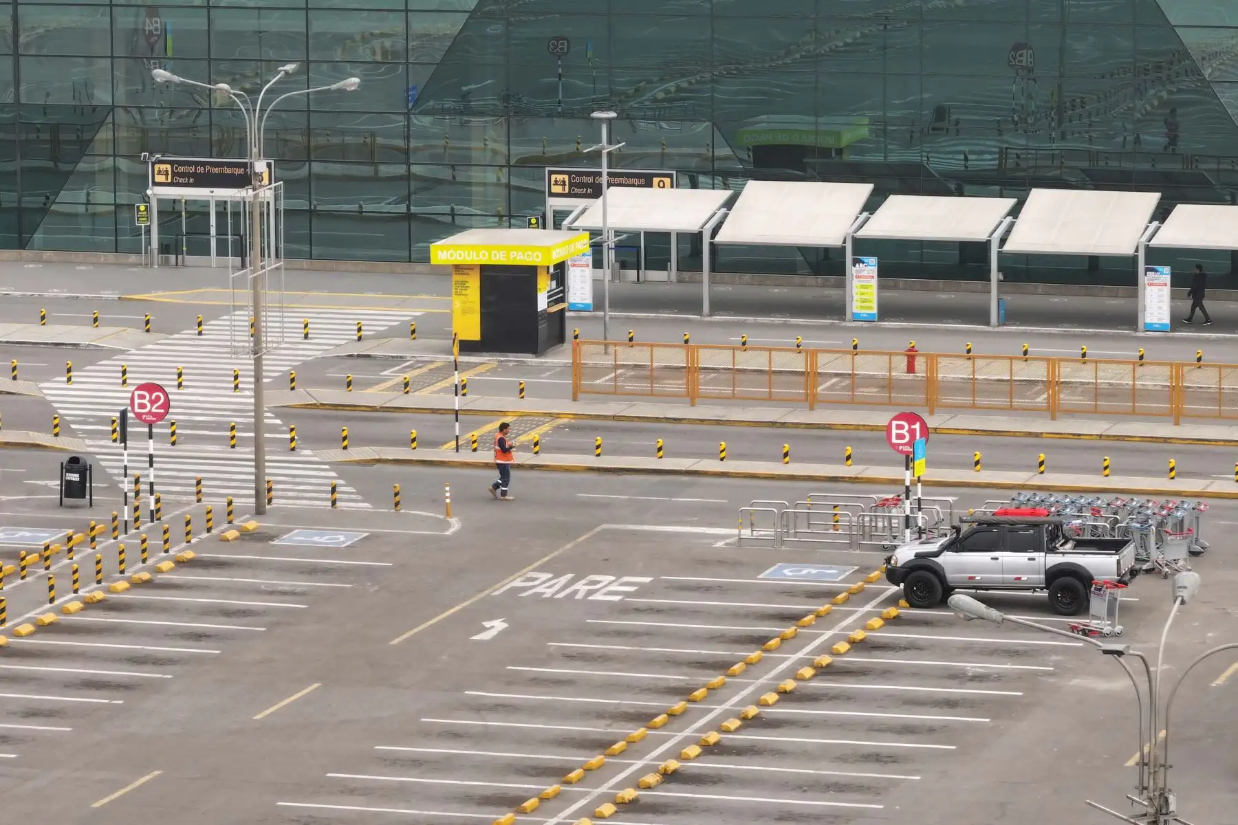 El Ministerio de Transportes y Comunicaciones (MTC) evalúa reabrir el antiguo terminal del Aeropuerto Internacional Jorge Chávez como parte de un nuevo plan de integración aeroportuaria. La propuesta plantea que este espacio funcione como el Terminal 1 y esté conectado al nuevo terminal mediante un sistema de monorriel. Según informó el titular del sector, ya se encuentran en conversaciones con la concesionaria para analizar la viabilidad del proyecto. Foto: ANDINA/Braian Reyna