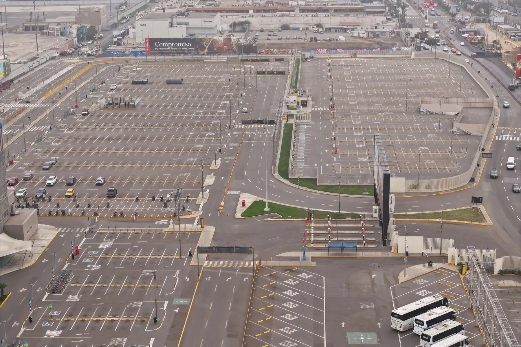 El Ministerio de Transportes y Comunicaciones (MTC) evalúa reabrir el antiguo terminal del Aeropuerto Internacional Jorge Chávez como parte de un nuevo plan de integración aeroportuaria. La propuesta plantea que este espacio funcione como el Terminal 1 y esté conectado al nuevo terminal mediante un sistema de monorriel. Según informó el titular del sector, ya se encuentran en conversaciones con la concesionaria para analizar la viabilidad del proyecto. Foto: ANDINA/Braian Reyna