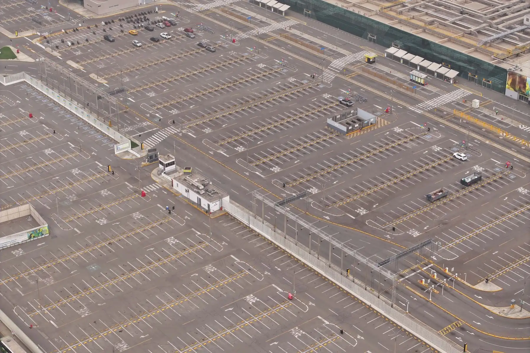 El Ministerio de Transportes y Comunicaciones (MTC) evalúa reabrir el antiguo terminal del Aeropuerto Internacional Jorge Chávez como parte de un nuevo plan de integración aeroportuaria. La propuesta plantea que este espacio funcione como el Terminal 1 y esté conectado al nuevo terminal mediante un sistema de monorriel. Según informó el titular del sector, ya se encuentran en conversaciones con la concesionaria para analizar la viabilidad del proyecto. Foto: ANDINA/Braian Reyna