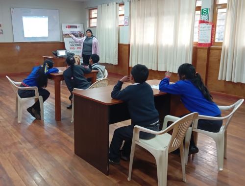 Roxana Aval Núñez es una ejemplar maestra. Ella enseña inglés a estudiantes del alejado centro poblado Nunumia, ubicado en la provincia limeña de Cajatambo, a más de 4,000 metros de altura. ANDINA/Difusión
