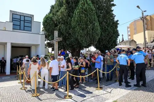 La gente asiste al velorio público del difunto jugador portugués Diogo Jota y su hermano André Silva en la capilla Capela da Ressurreicao en Gondomar, Portugal. Foto: EFE