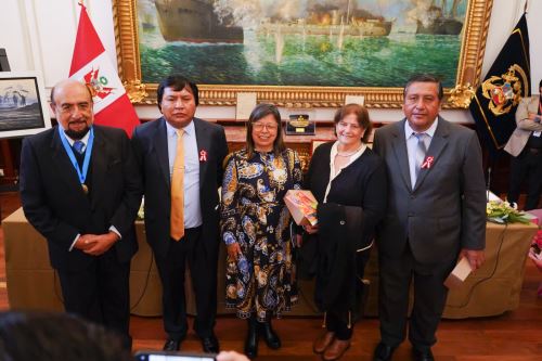 Maestros ilustres reciben homenaje en el Congreso por su contribución educativa. Foto: ANDINA/Difusión