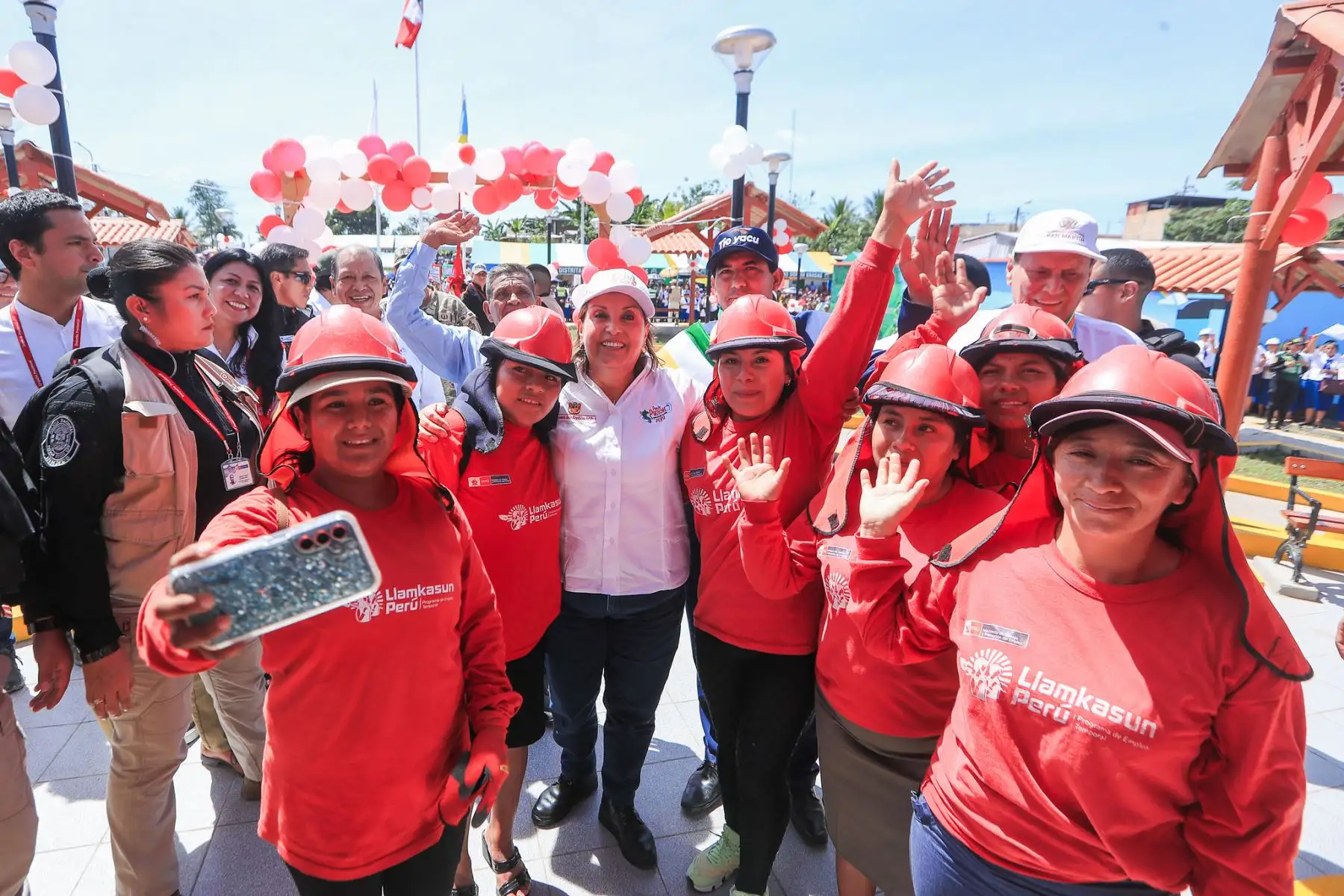 La presidenta Dina Boluarte participó en la inauguración de la plaza del sector La Esperanza en Segunda Jerusalén, obra ejecutada por la misma población gracias a la implementación del programa Llamkasun Perú. Foto: ANDINA/Prensa Presidencia