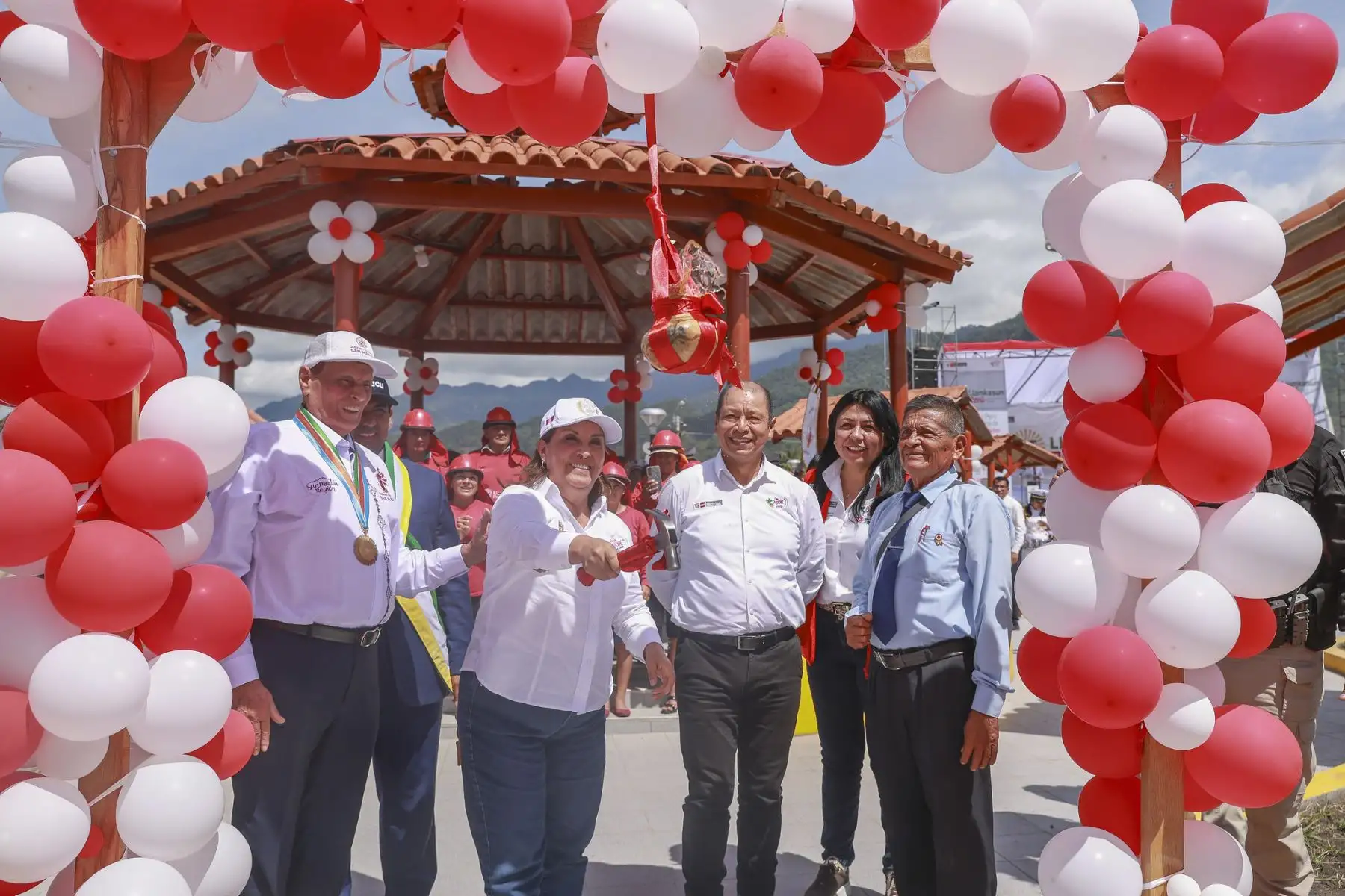 La presidenta Dina Boluarte participó en la inauguración de la plaza del sector La Esperanza en Segunda Jerusalén, obra ejecutada por la misma población gracias a la implementación del programa Llamkasun Perú. Foto: ANDINA/Prensa Presidencia