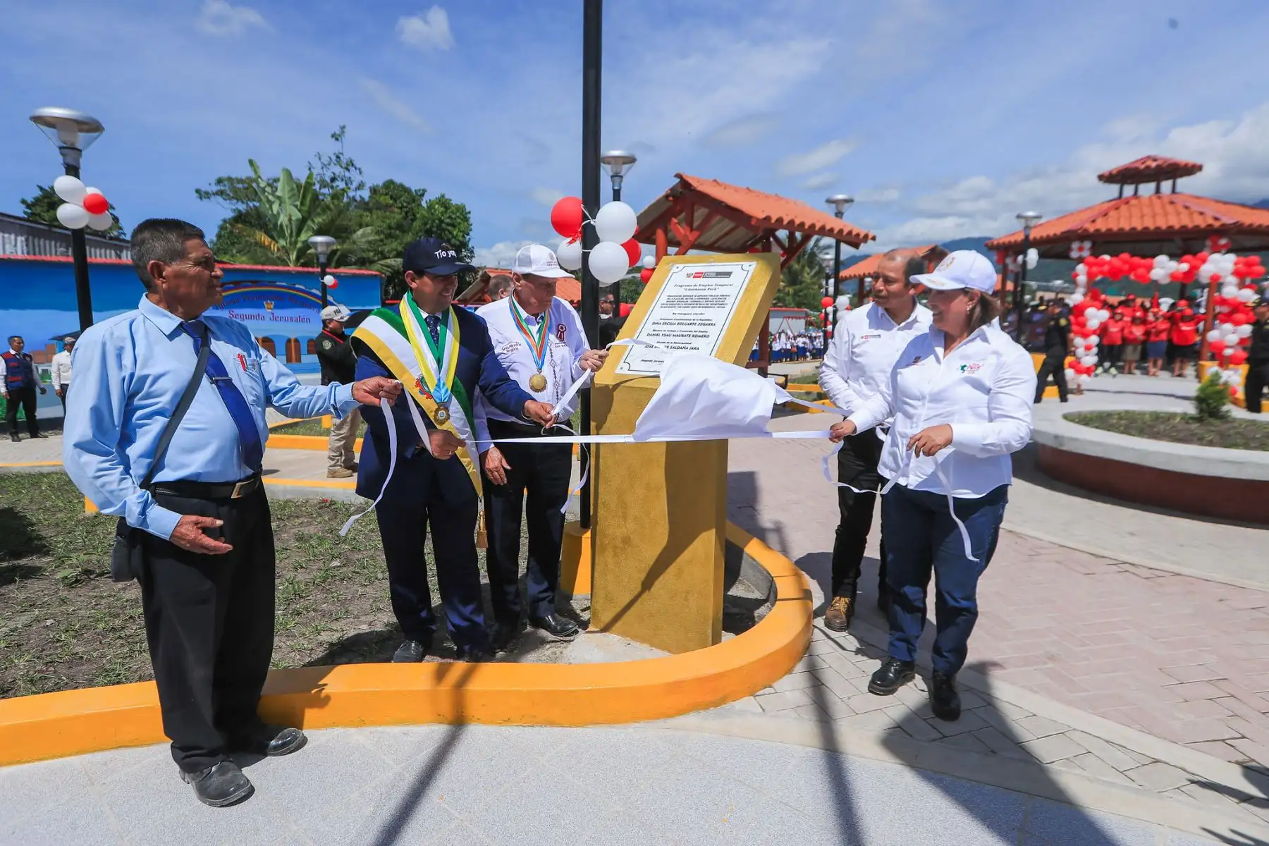 La presidenta Dina Boluarte participó en la inauguración de la plaza del sector La Esperanza en Segunda Jerusalén, obra ejecutada por la misma población gracias a la implementación del programa Llamkasun Perú. Foto: ANDINA/Prensa Presidencia