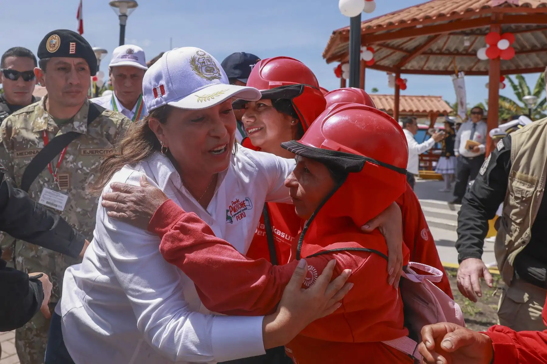La presidenta Dina Boluarte participó en la inauguración de la plaza del sector La Esperanza en Segunda Jerusalén, obra ejecutada por la misma población gracias a la implementación del programa Llamkasun Perú. Foto: ANDINA/Prensa Presidencia