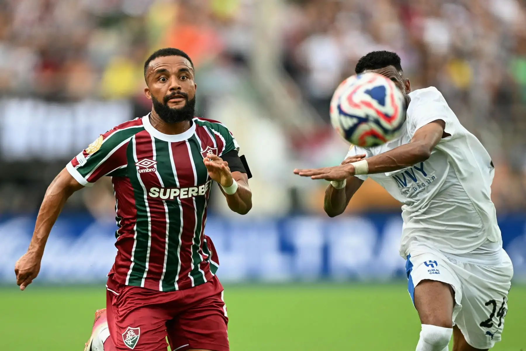 El defensa brasileño  del Fluminense, Samuel Xavier, y el defensa saudí  del Al Hilal, Moteb Al Harbi, luchan por el balón durante el partido de cuartos de final de la Copa Mundial de Clubes de la FIFA 2025 entre el Fluminense de Brasil y el Al-Hilal de Arabia Saudita. AFP