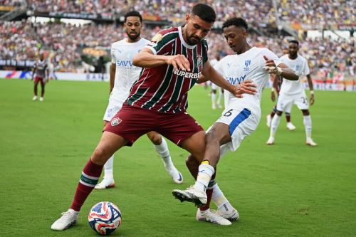 El defensa brasileño Ignacio del Fluminense y el mediocampista saudí Nasser Al-Dawsari del Al Hilal luchan por el balón durante el partido de cuartos de final de la Copa Mundial de Clubes de la FIFA 2025 entre el Fluminense y el Al Hilal. Foto: AFP
