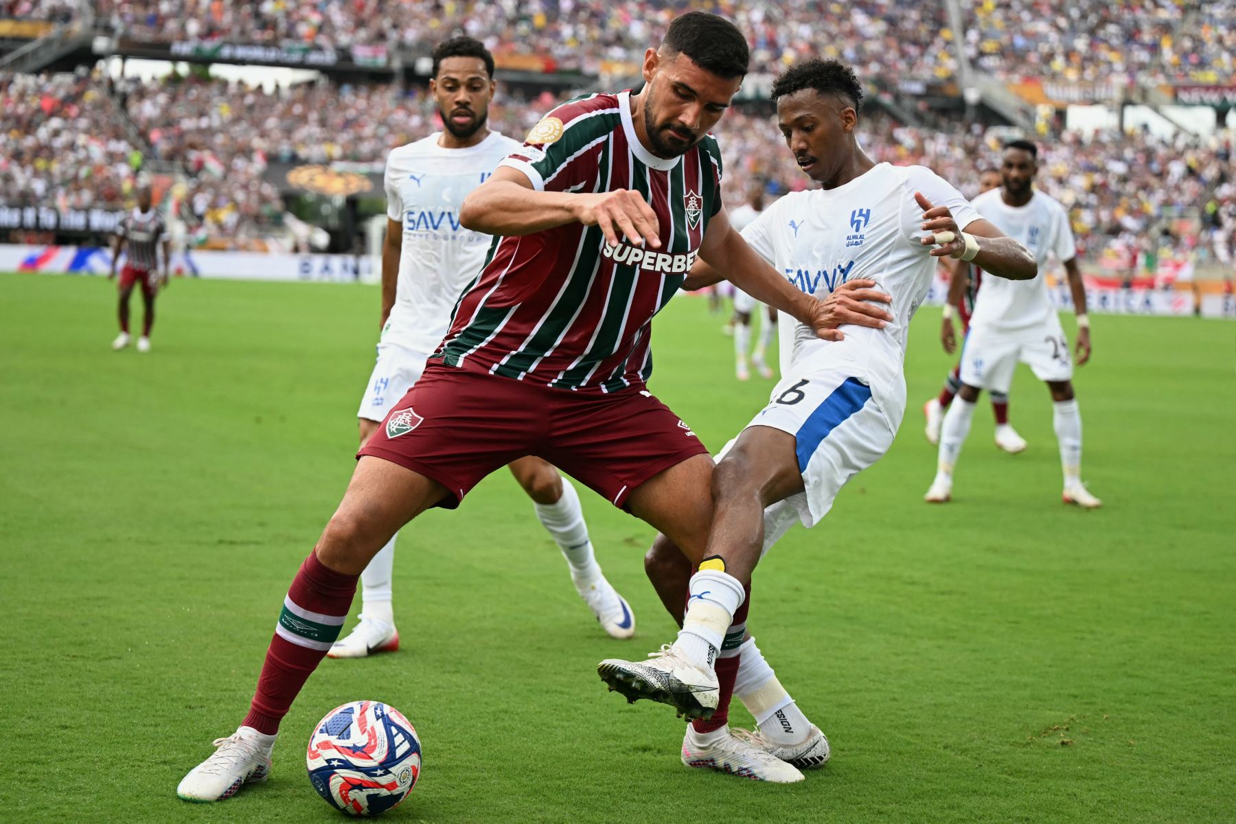 El defensa brasileño Ignacio del Fluminense y el mediocampista saudí Nasser Al-Dawsari del Al Hilal luchan por el balón durante el partido de cuartos de final de la Copa Mundial de Clubes de la FIFA 2025 entre el Fluminense y el Al Hilal. Foto: AFP