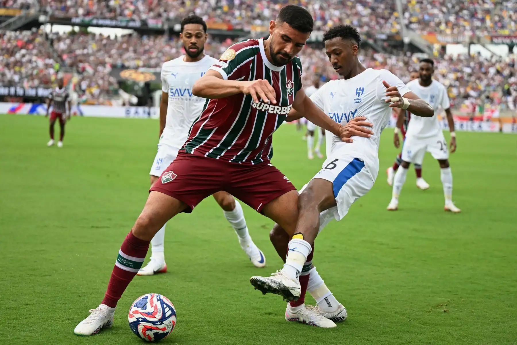 El defensa brasileño  Ignacio del Fluminense y el mediocampista saudí  Nasser Al-Dawsari del Al Hilal luchan por el balón durante el partido de cuartos de final de la Copa Mundial de Clubes de la FIFA 2025 entre el Fluminense de Brasil y el Al Hilal. AFP