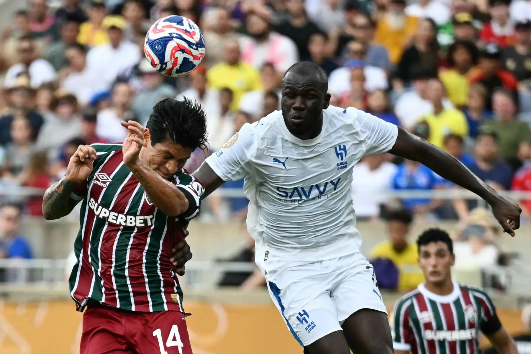 El delantero argentino  del Fluminense, Germán Cano, y el defensa portugués  del Al Hilal, Joao Cancelo, saltan para un cabezazo durante el partido de cuartos de final de la Copa Mundial de Clubes de la FIFA 2025 entre el Fluminense de Brasil y el Al-Hilal de Arabia Saudita. AFP
