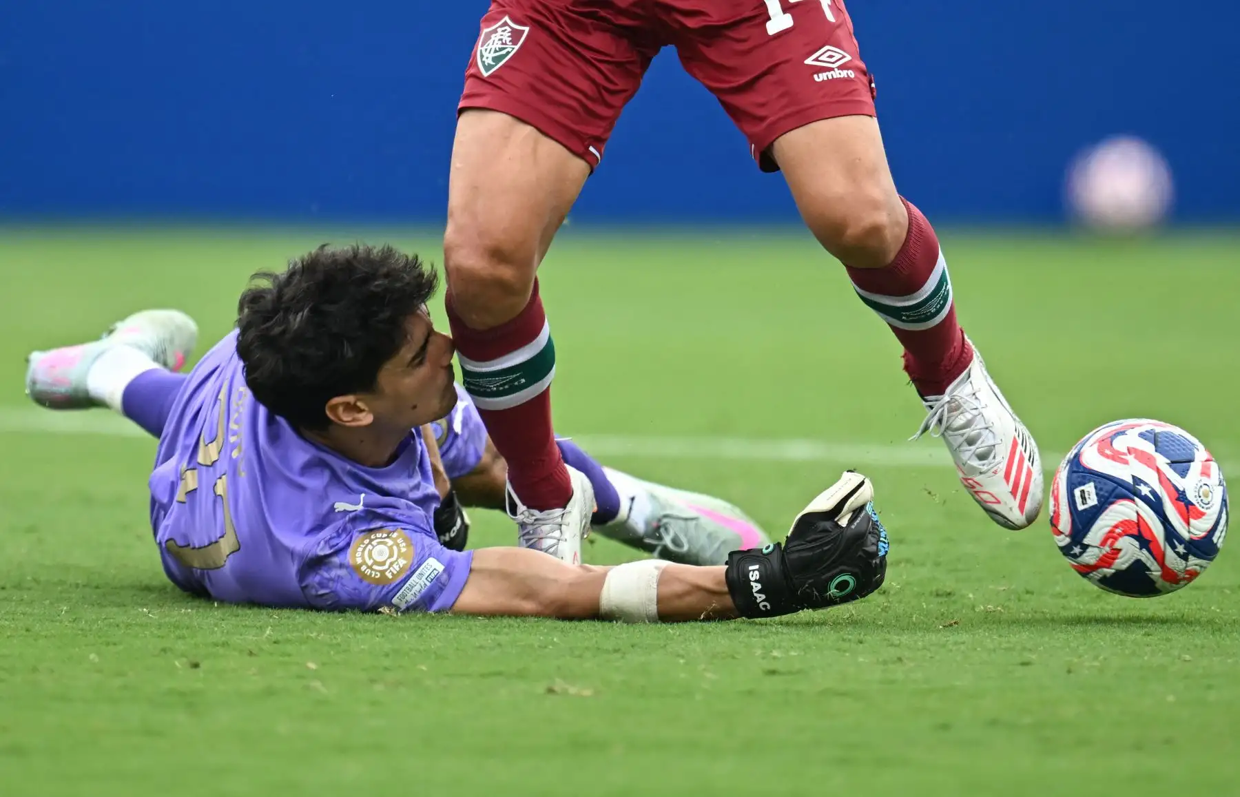 El portero marroquí  del Al Hilal, Yassine Bounou, y el delantero argentino  del Fluminense, Germán Cano, luchan por el balón durante el partido de cuartos de final de la Copa Mundial de Clubes de la FIFA 2025 entre el Fluminense de Brasil y el Al-Hilal de Arabia Saudita. AFP