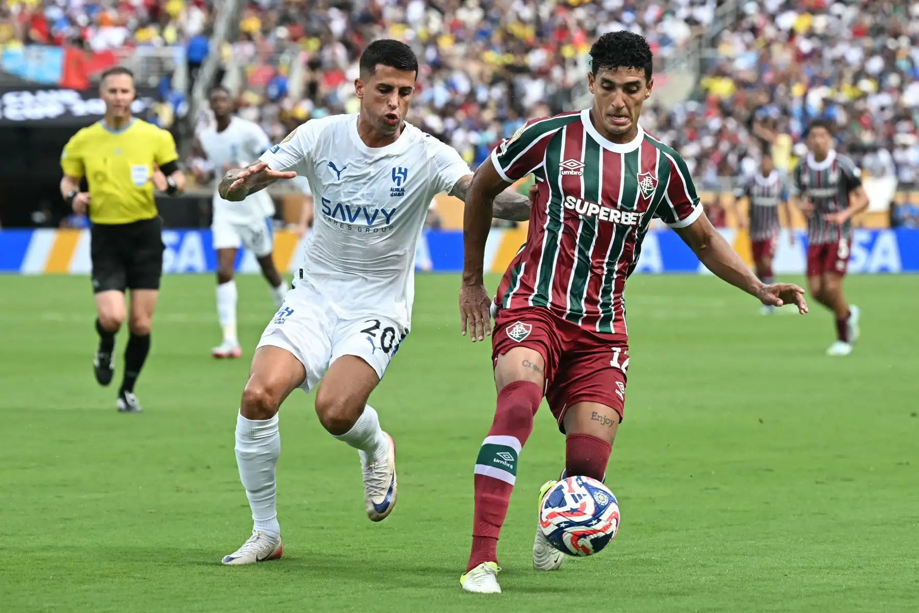 El defensa portugués  de Al Hilal, Joao Cancelo, y el defensa colombiano de Fluminense, Gabriel Fuentes, luchan por el balón durante el partido de cuartos de final de la Copa Mundial de Clubes de la FIFA 2025 entre el Fluminense de Brasil y el Al-Hilal de Arabia Saudita. AFP