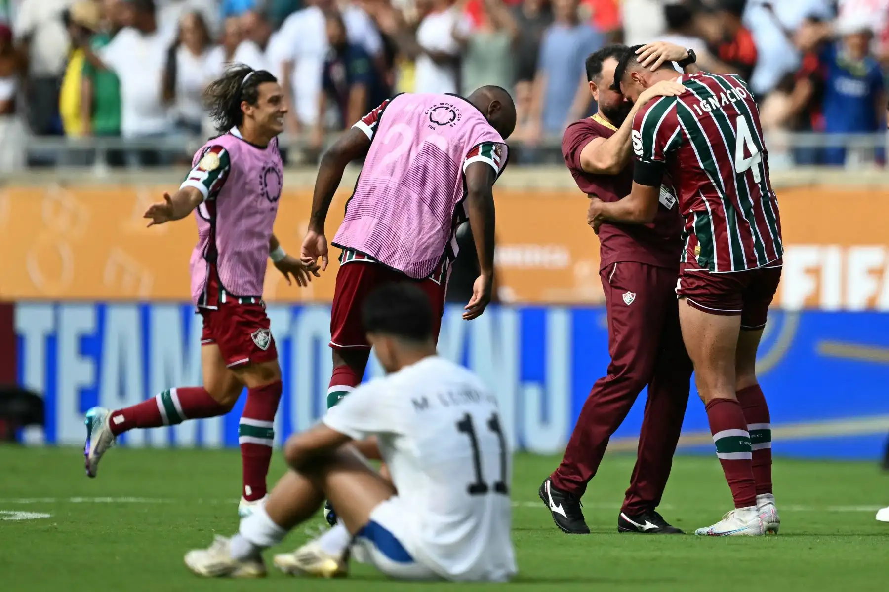 El defensa brasileño  del Fluminense, Ignacio, celebra con miembros del personal y compañeros de equipo después de ganar el partido de cuartos de final de la Copa Mundial de Clubes de la FIFA 2025 entre el Fluminense de Brasil y el Al-Hilal de Arabia Saudita. AFP